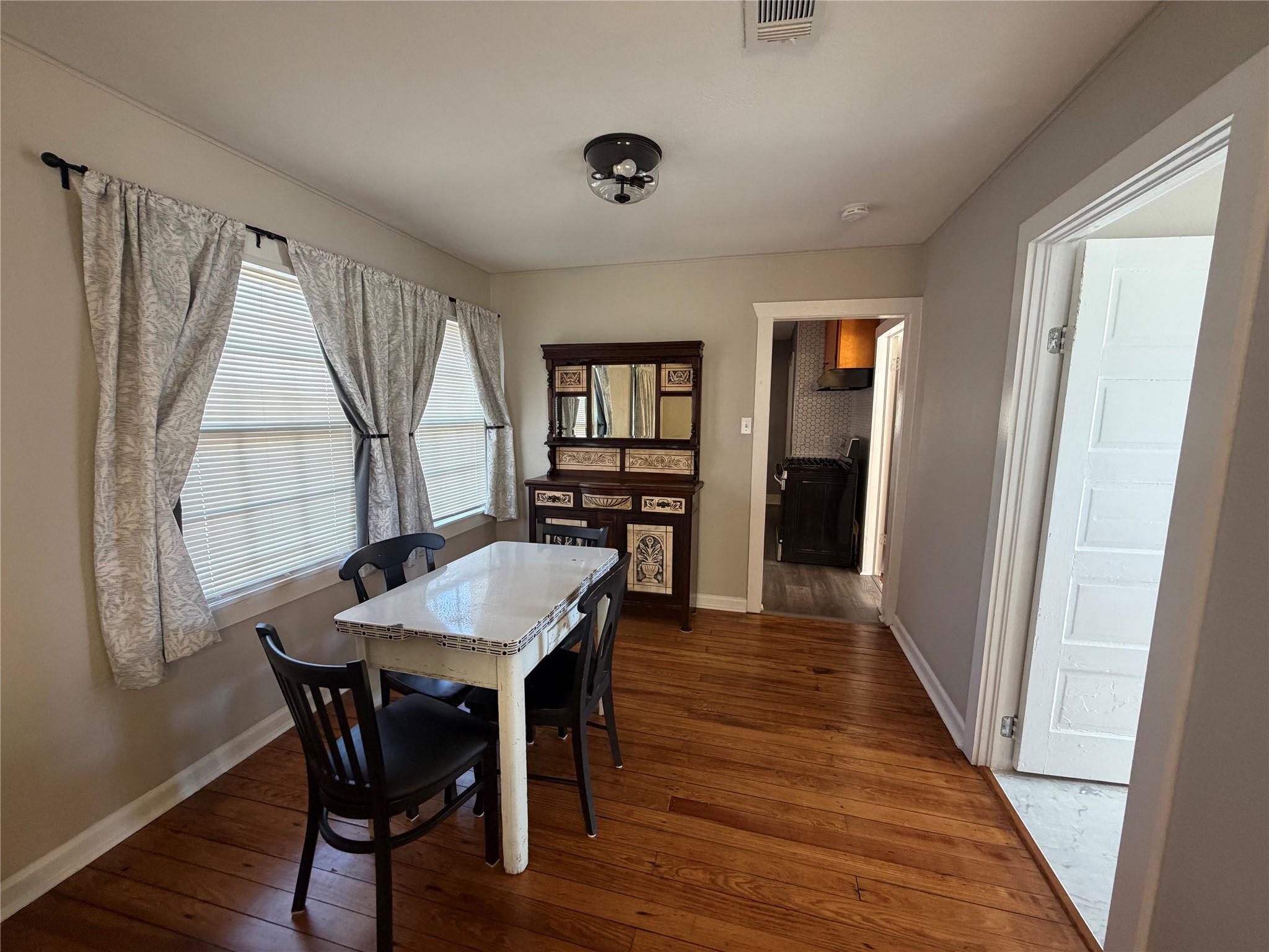 521 S Oak Ave, Luling, TX 78648