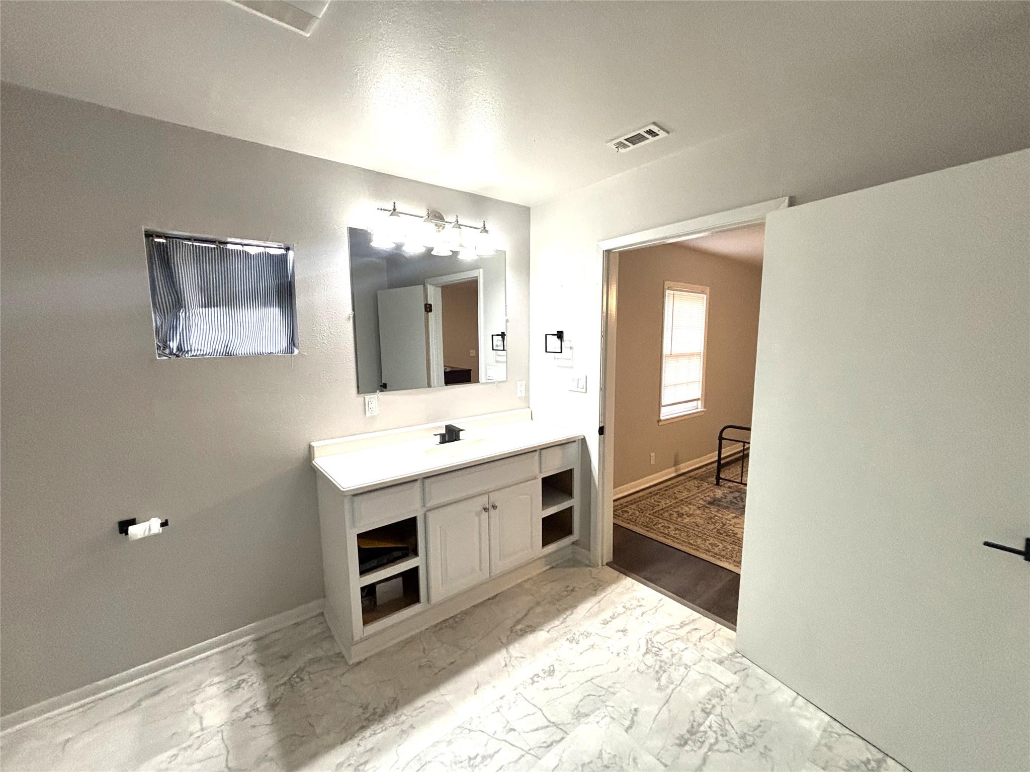 521 S Oak Ave, Luling, TX 78648