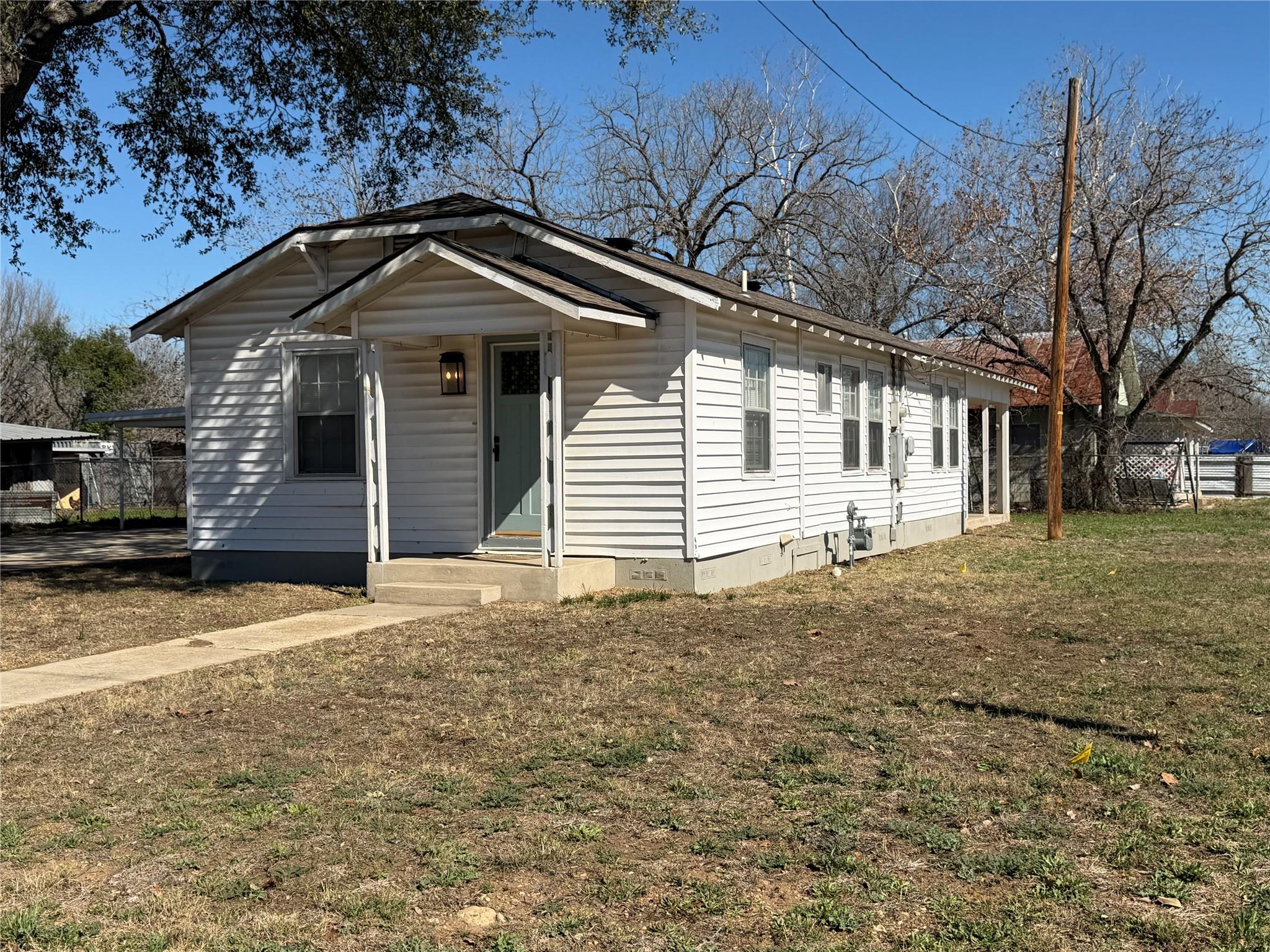 521 S Oak Ave, Luling, TX 78648