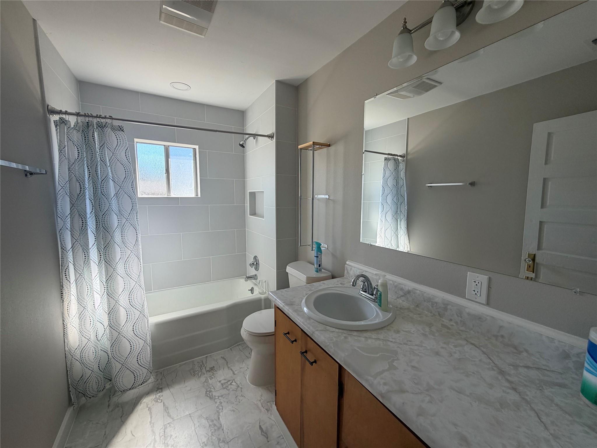 521 S Oak Ave, Luling, TX 78648