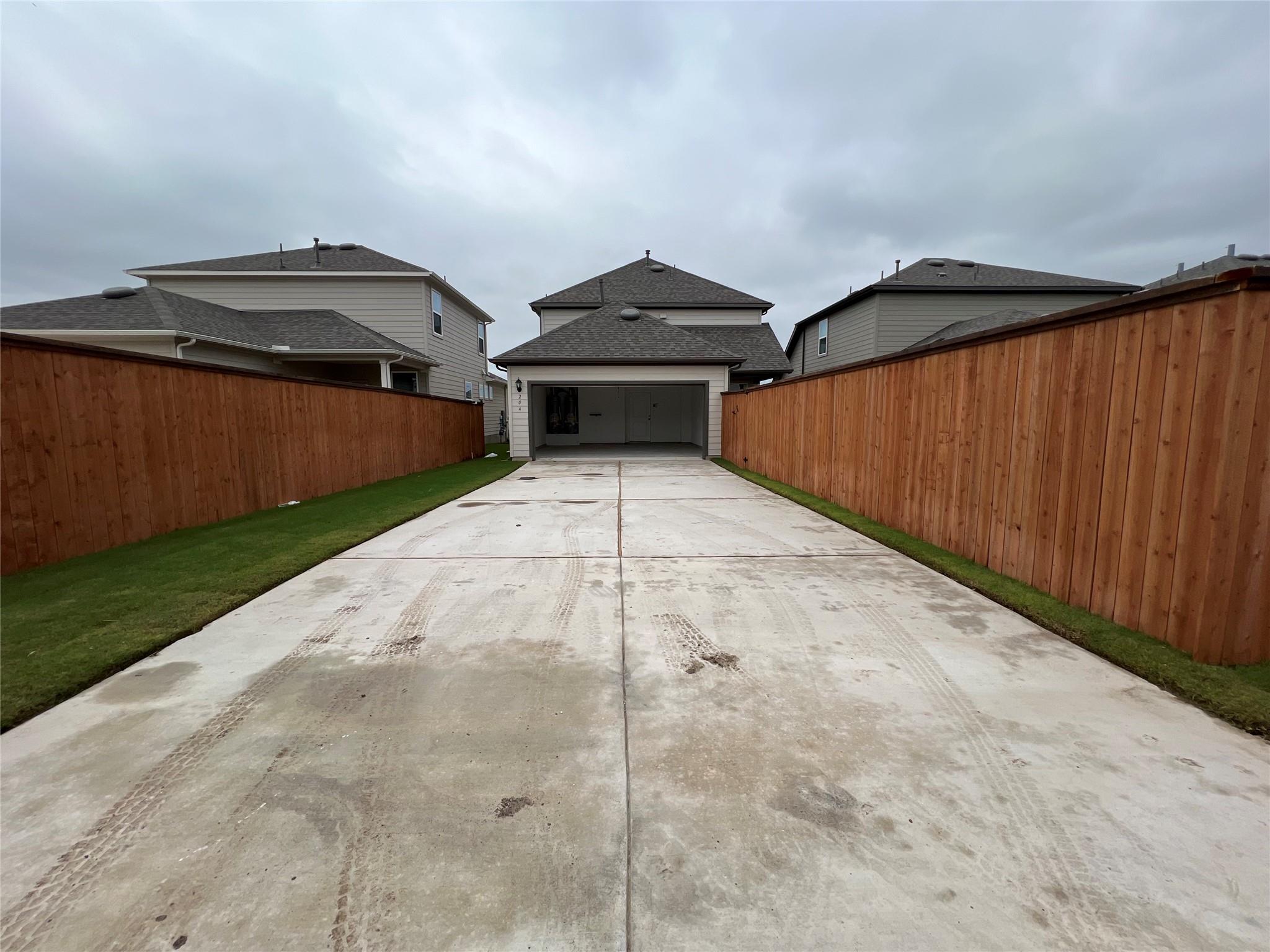 204 Doodle Ln, Hutto, TX 78634