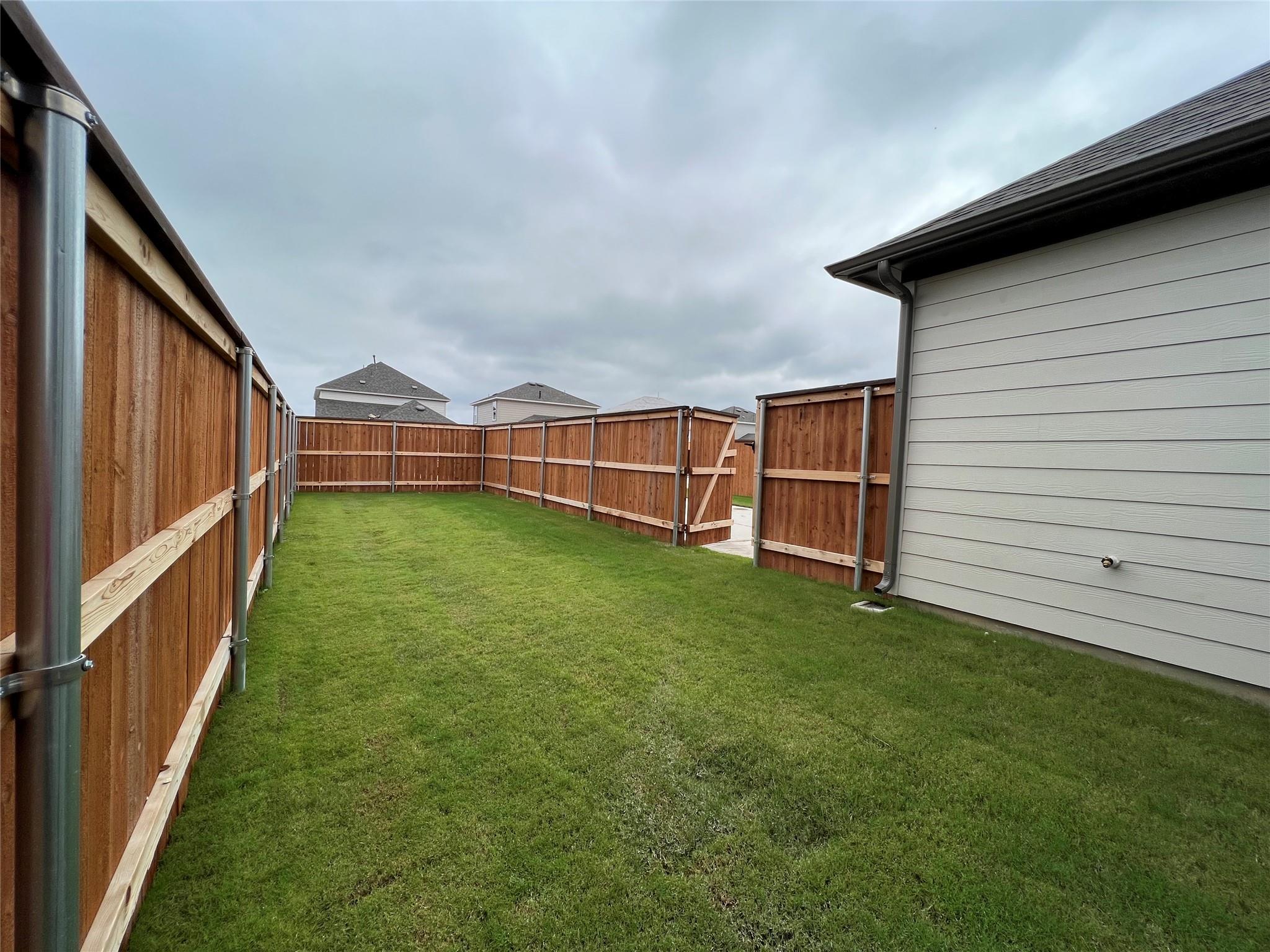 204 Doodle Ln, Hutto, TX 78634