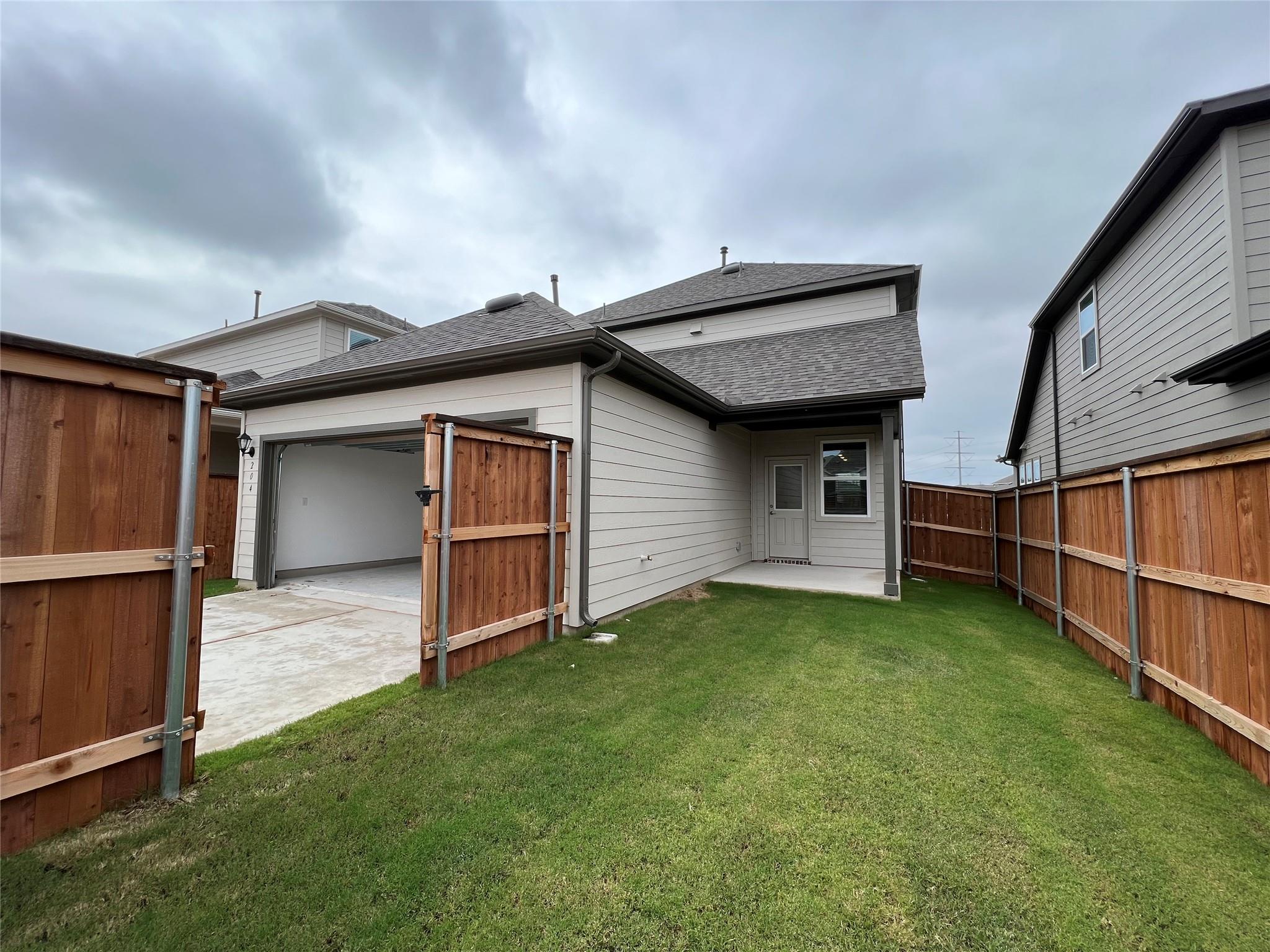 204 Doodle Ln, Hutto, TX 78634