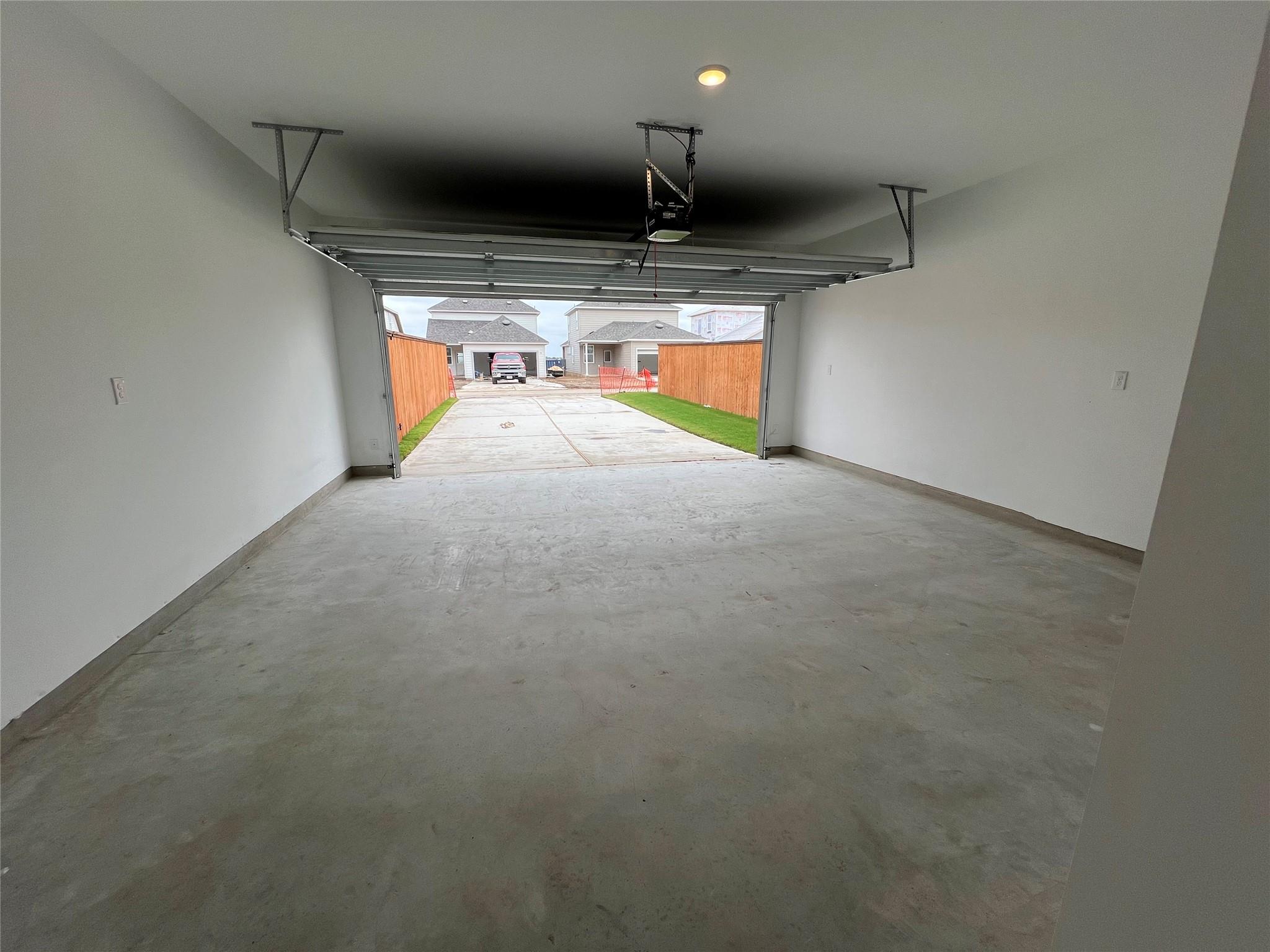 204 Doodle Ln, Hutto, TX 78634