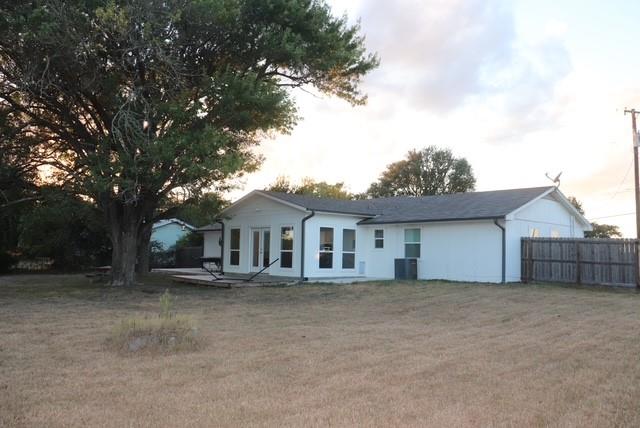 913 7th St, Lexington, TX 78947