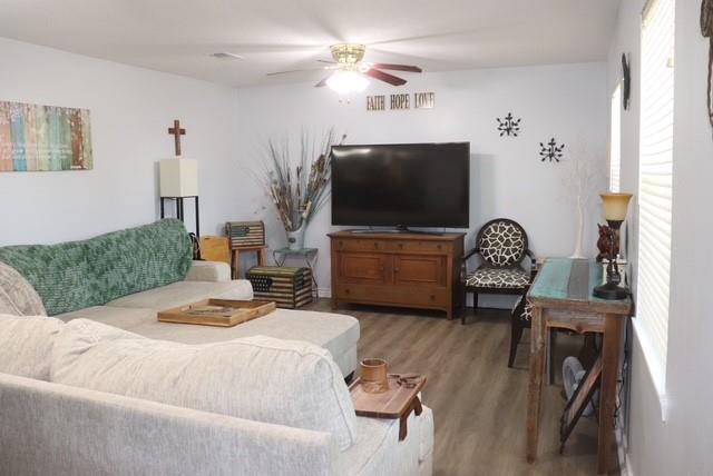 913 7th St, Lexington, TX 78947