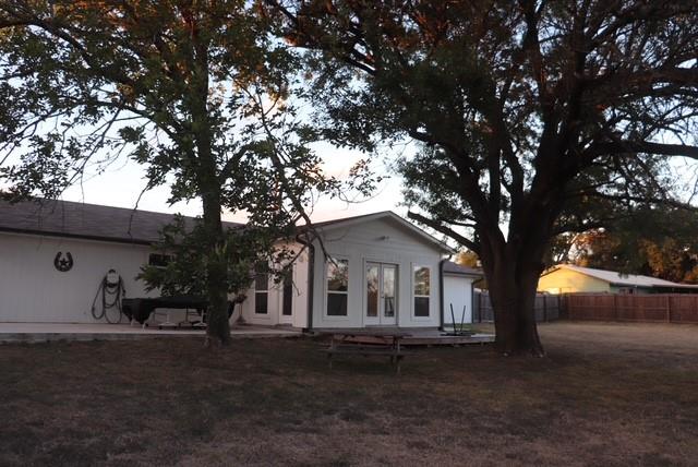 913 7th St, Lexington, TX 78947