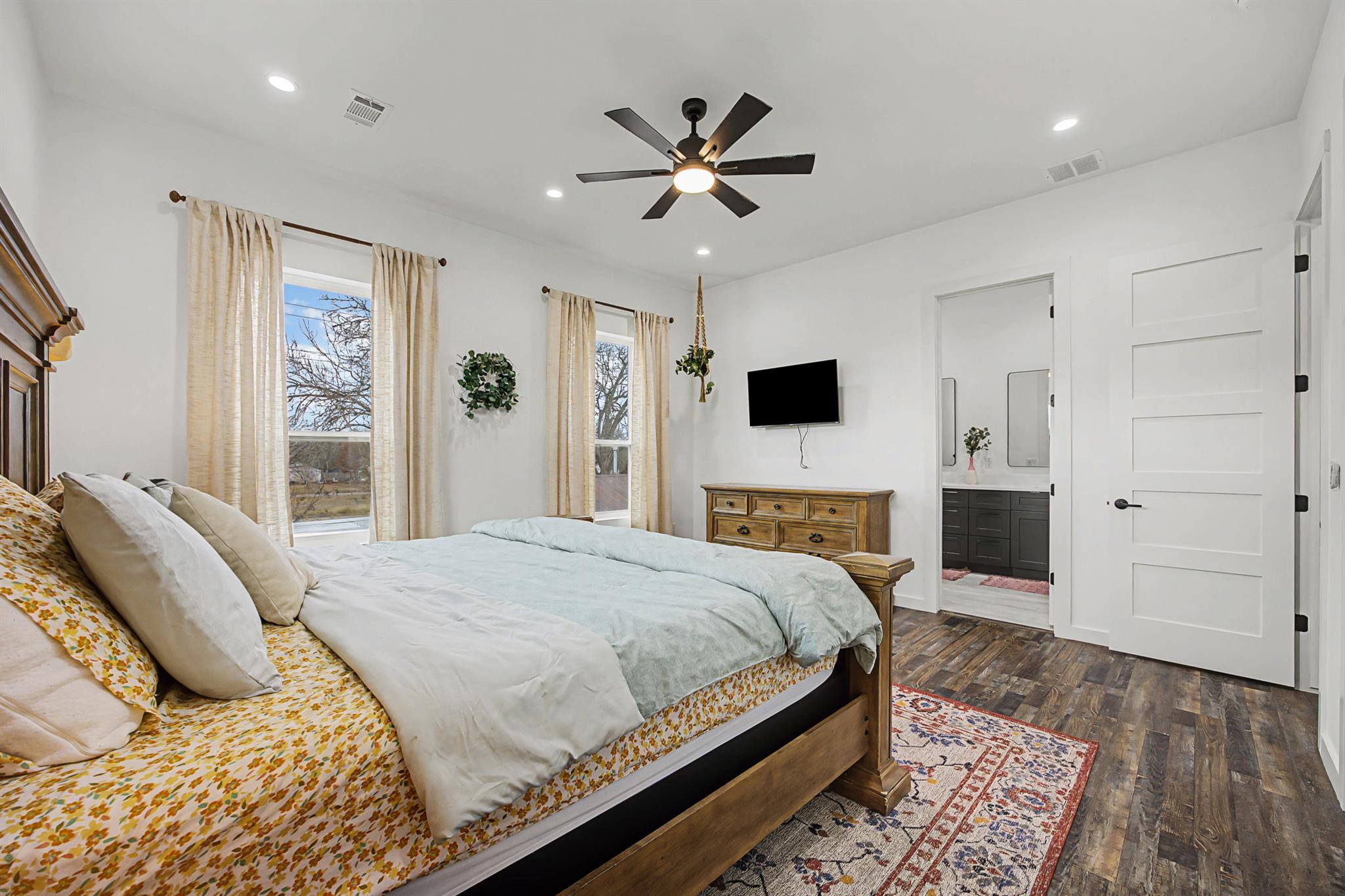 1006 4th St, Lockhart, TX 78644