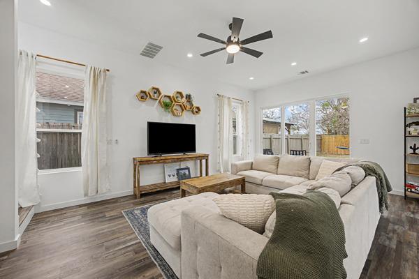 1006 4th St, Lockhart, TX 78644