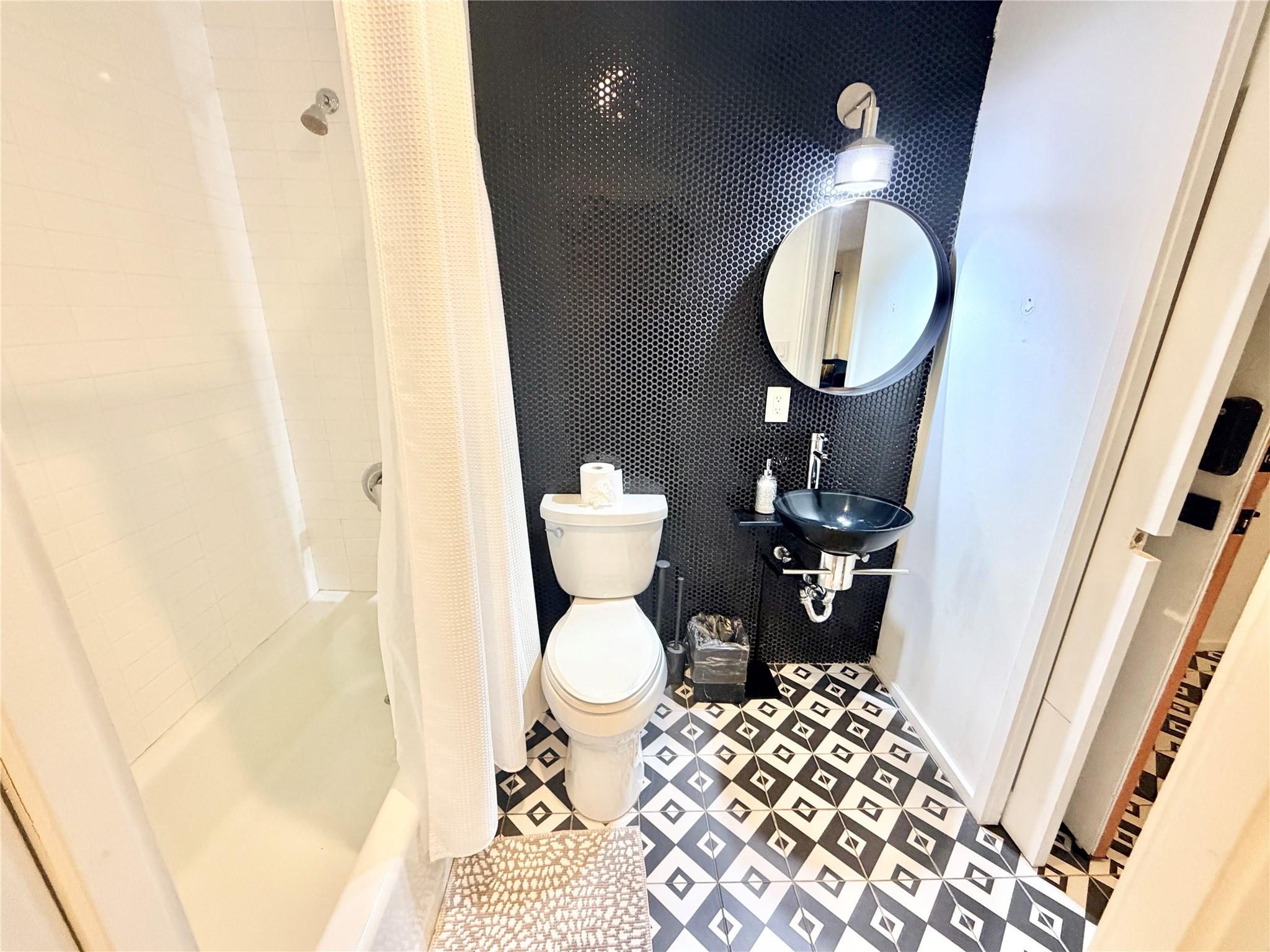 201 Academy Dr # 103, Austin, TX 78704