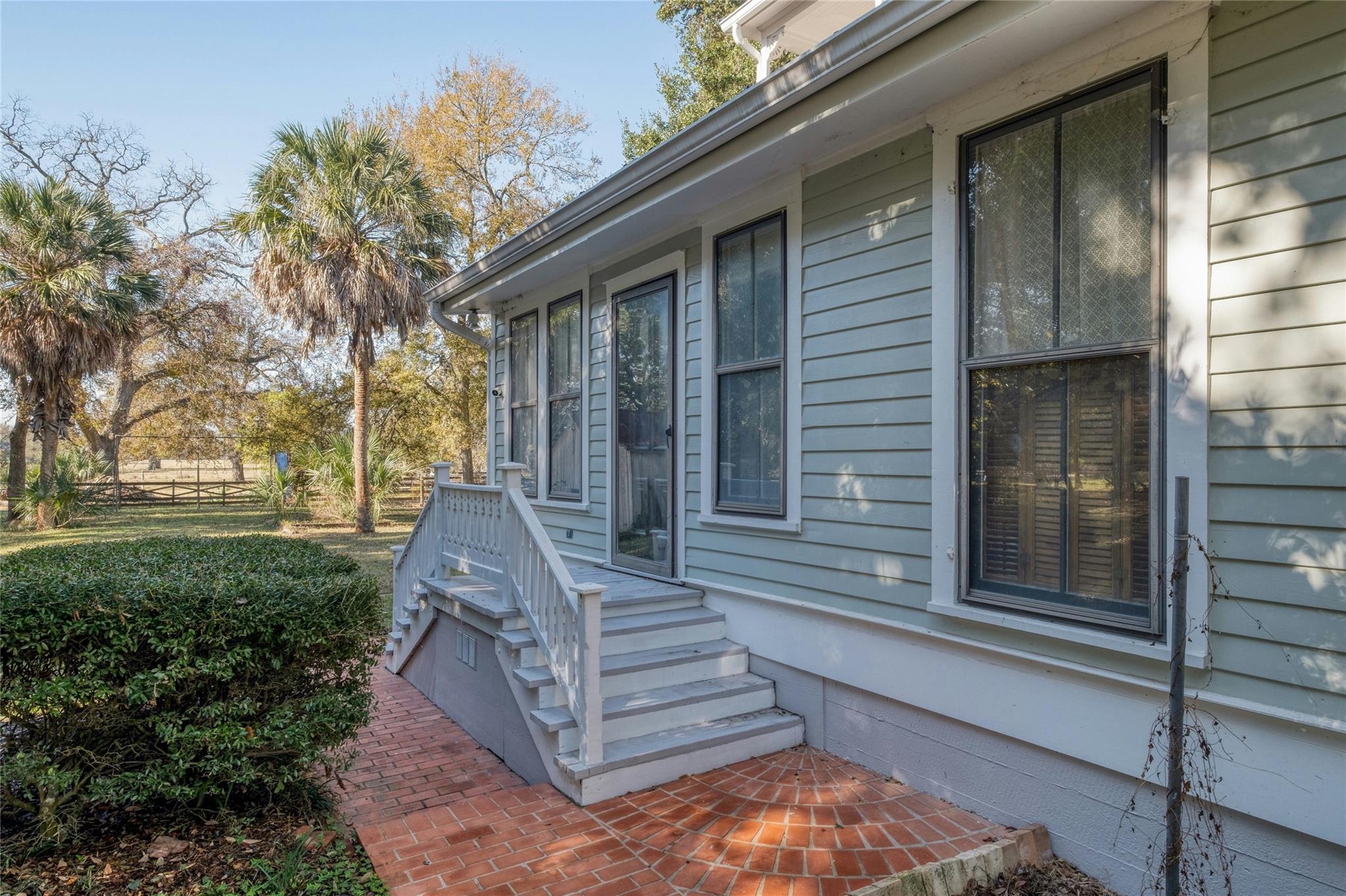 541 N Main St, La Grange, TX 78945