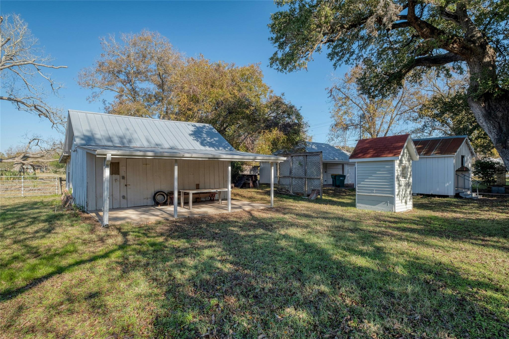 541 N Main St, La Grange, TX 78945