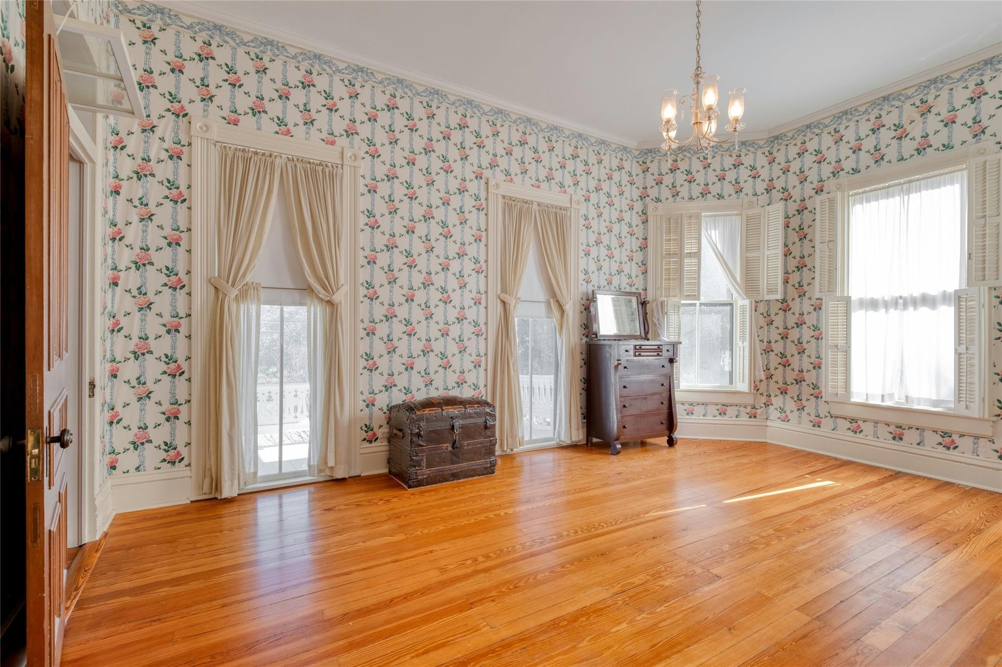 541 N Main St, La Grange, TX 78945