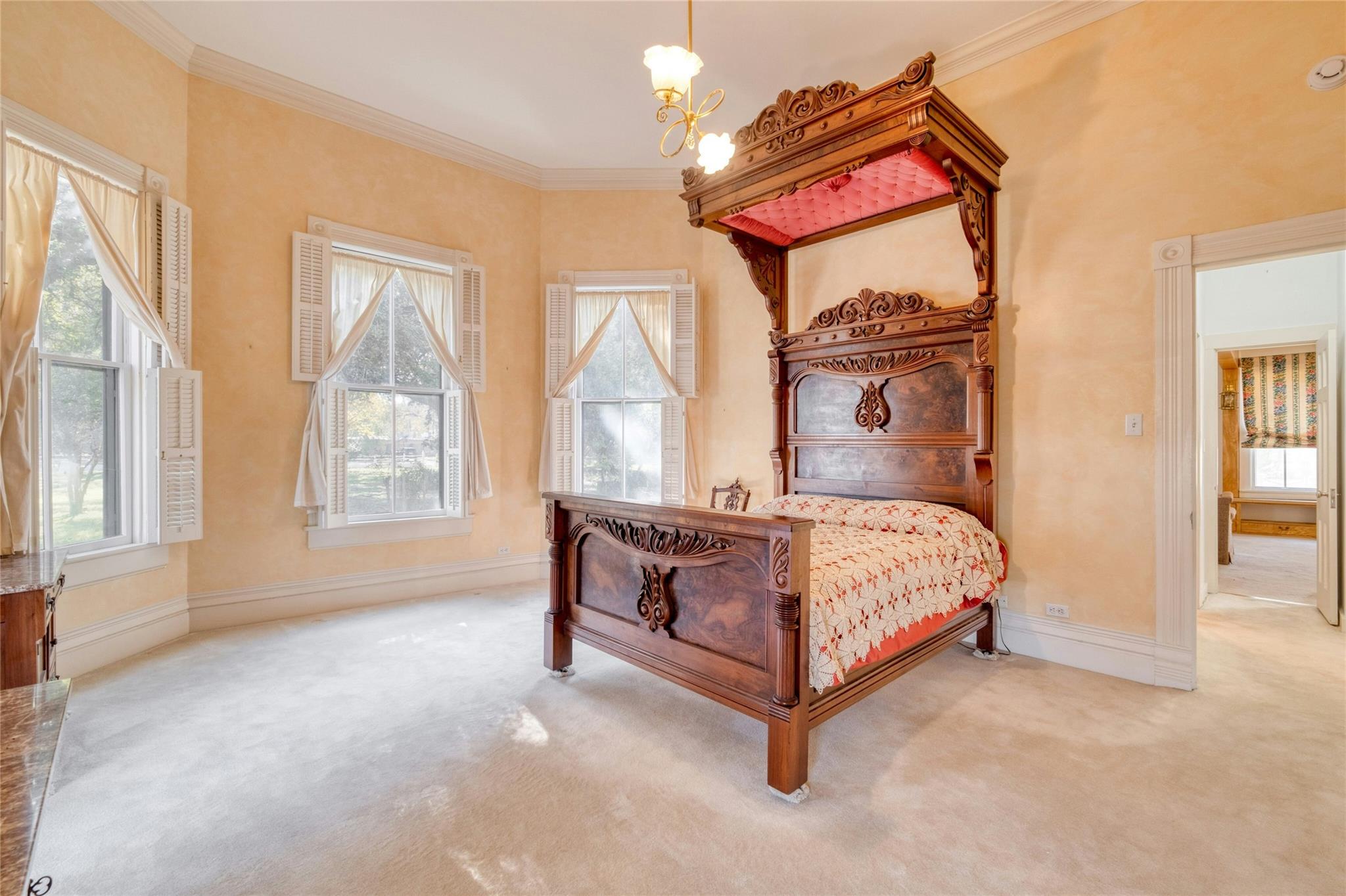 541 N Main St, La Grange, TX 78945