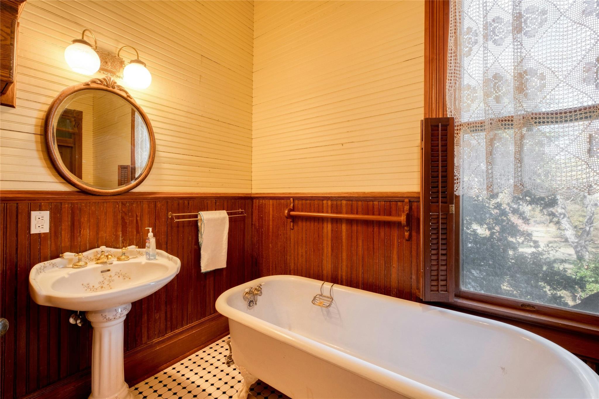 541 N Main St, La Grange, TX 78945