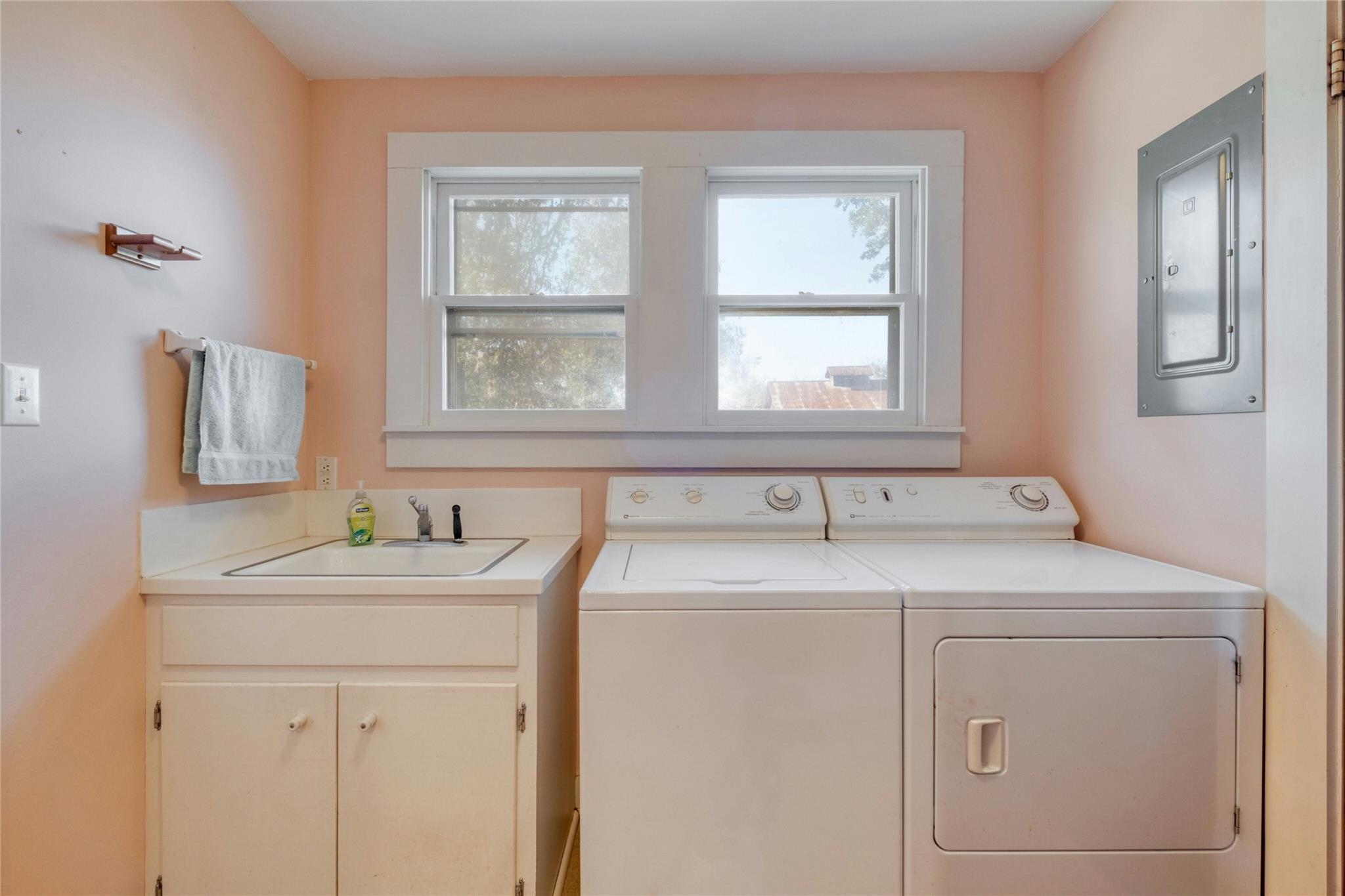 541 N Main St, La Grange, TX 78945