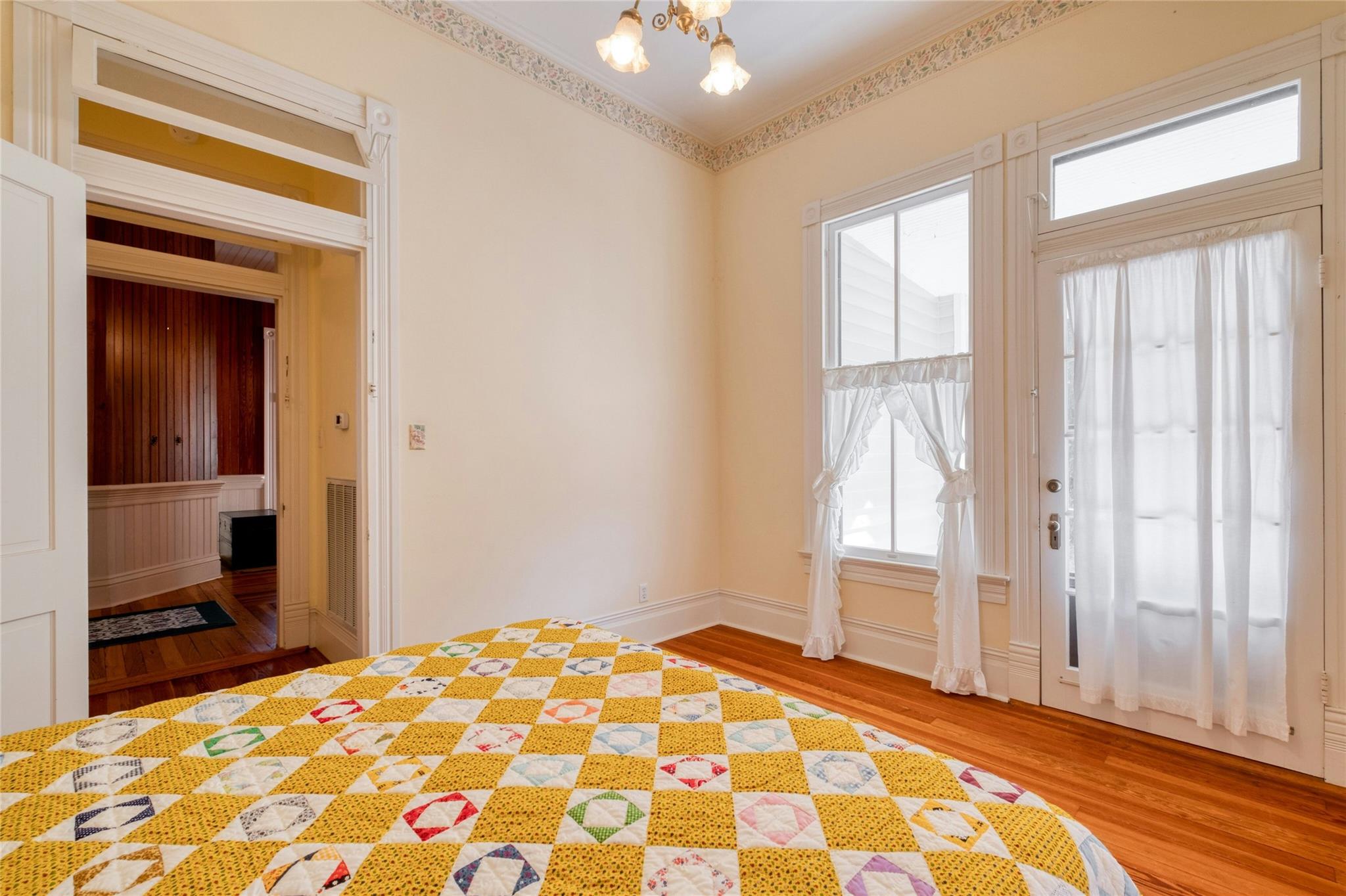 541 N Main St, La Grange, TX 78945