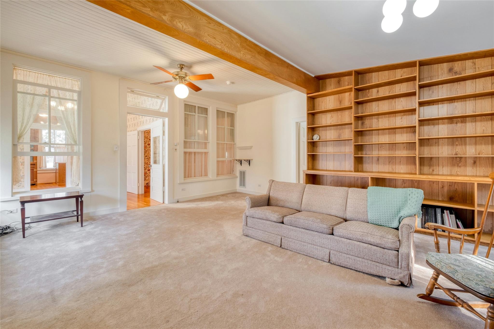 541 N Main St, La Grange, TX 78945