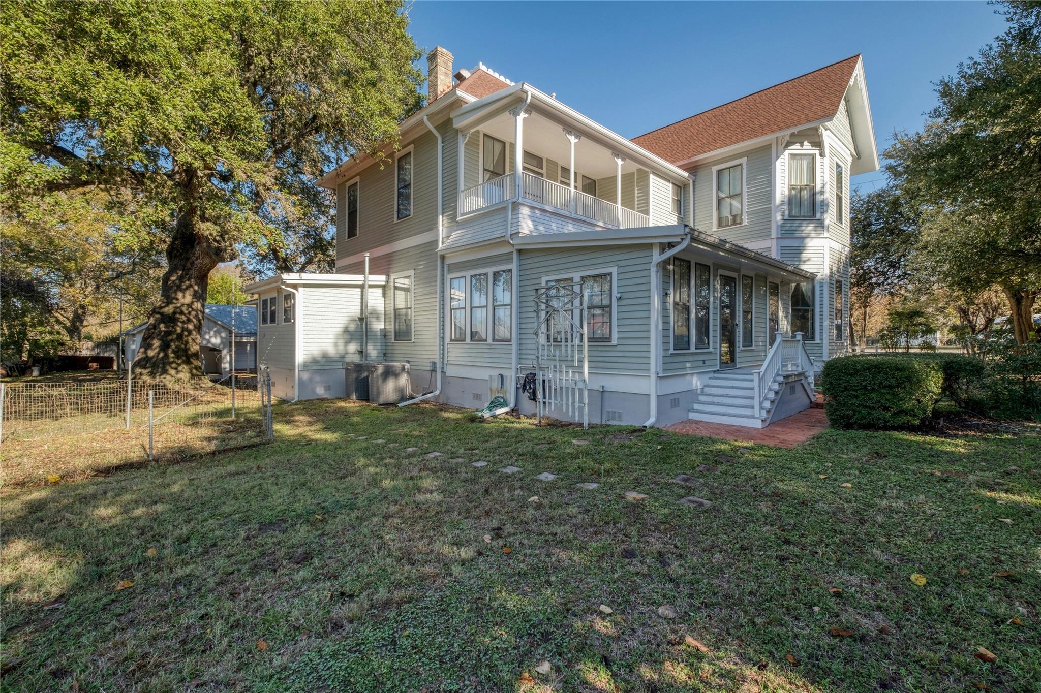 541 N Main St, La Grange, TX 78945