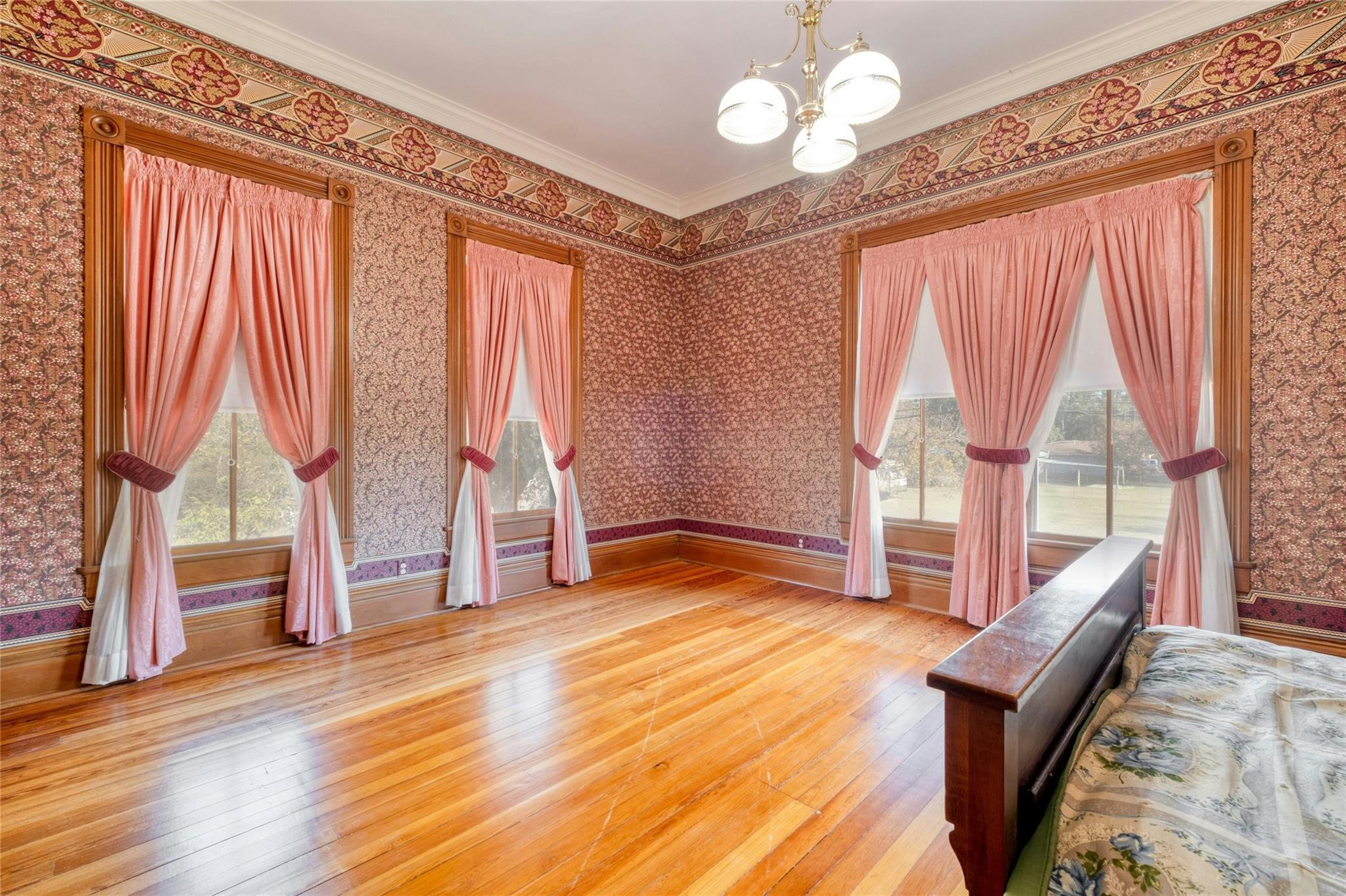 541 N Main St, La Grange, TX 78945