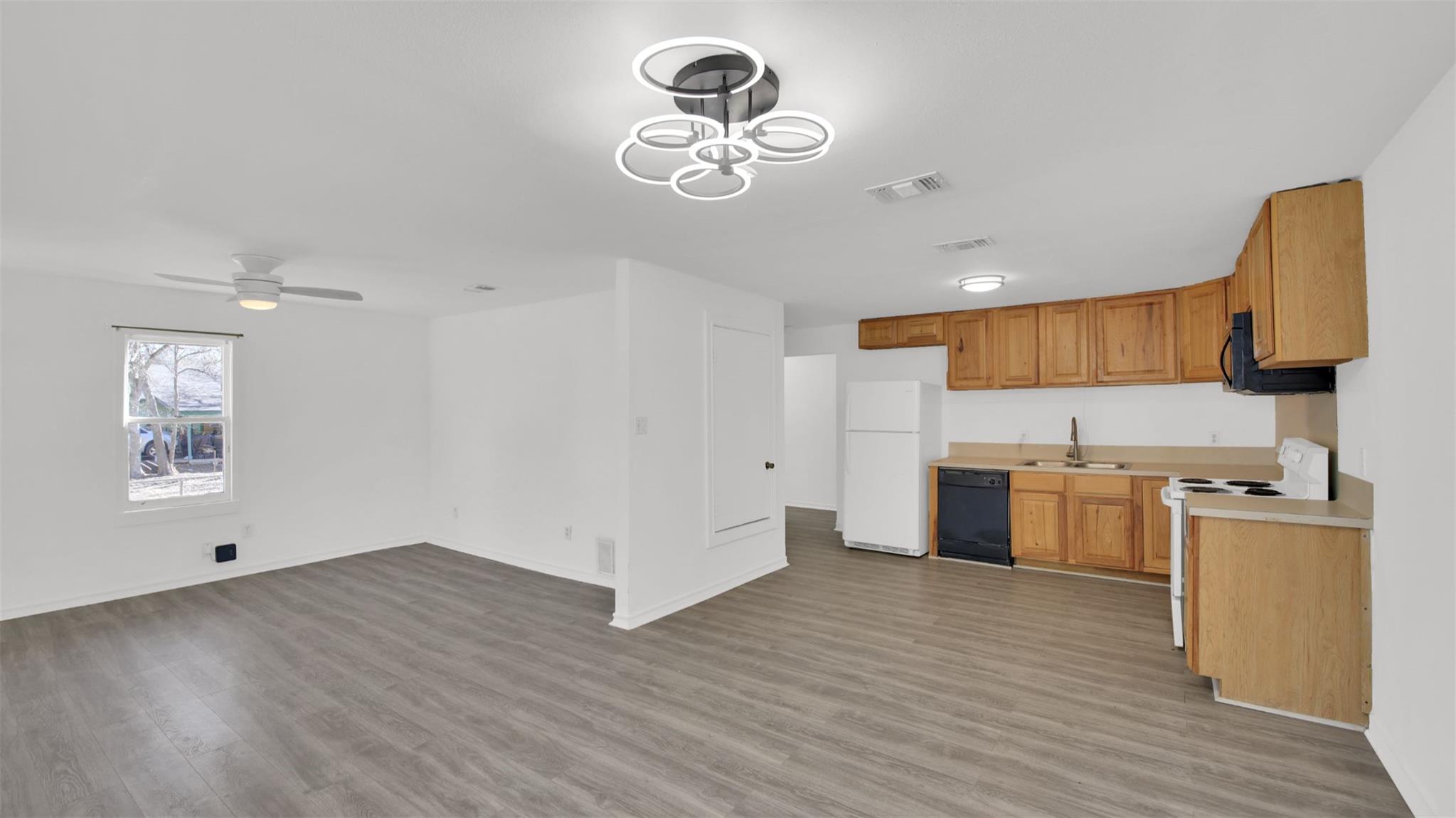 908 Tank St, Lockhart, TX 78644