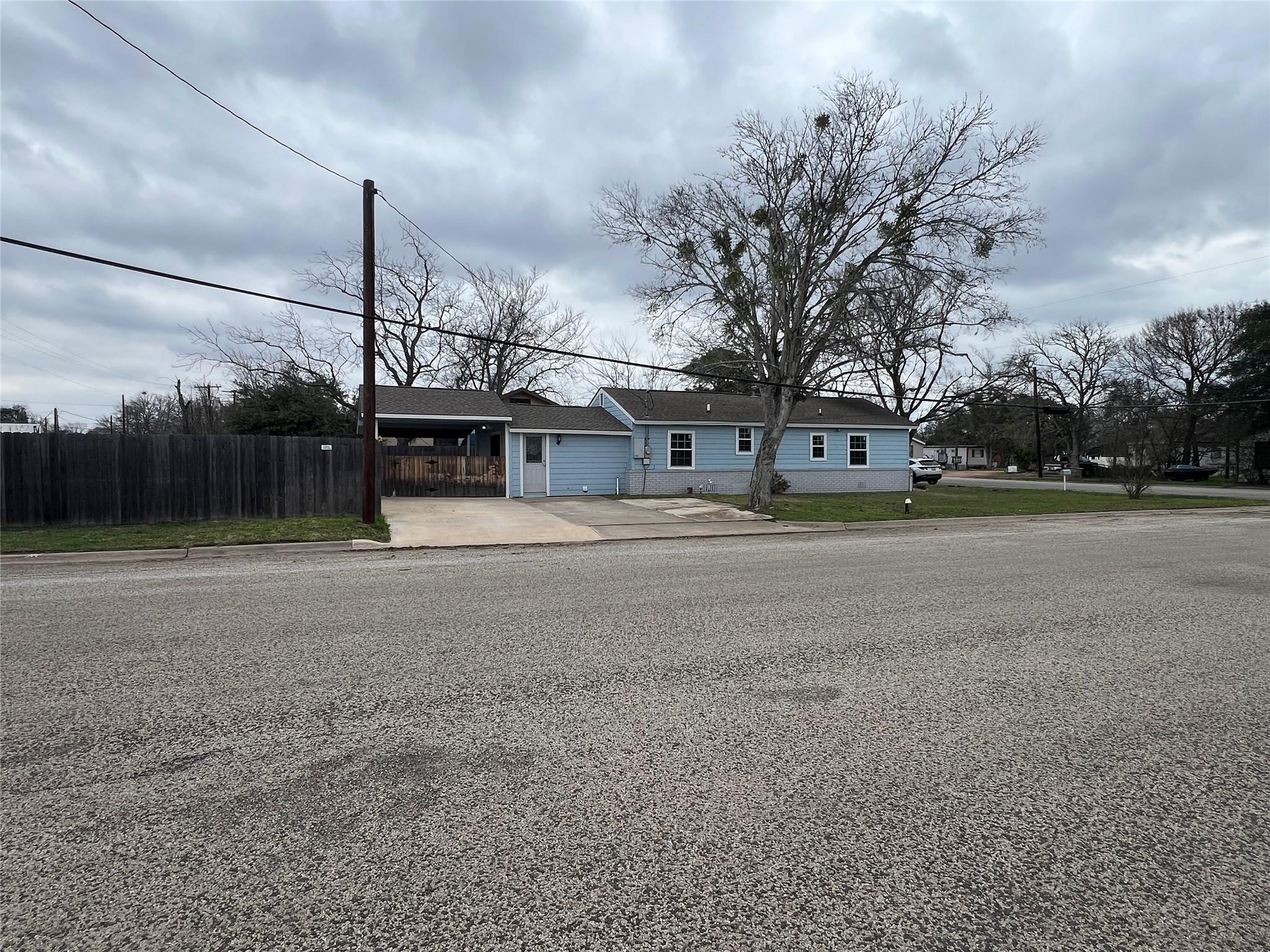 711 N Grimes St, Giddings, TX 78942