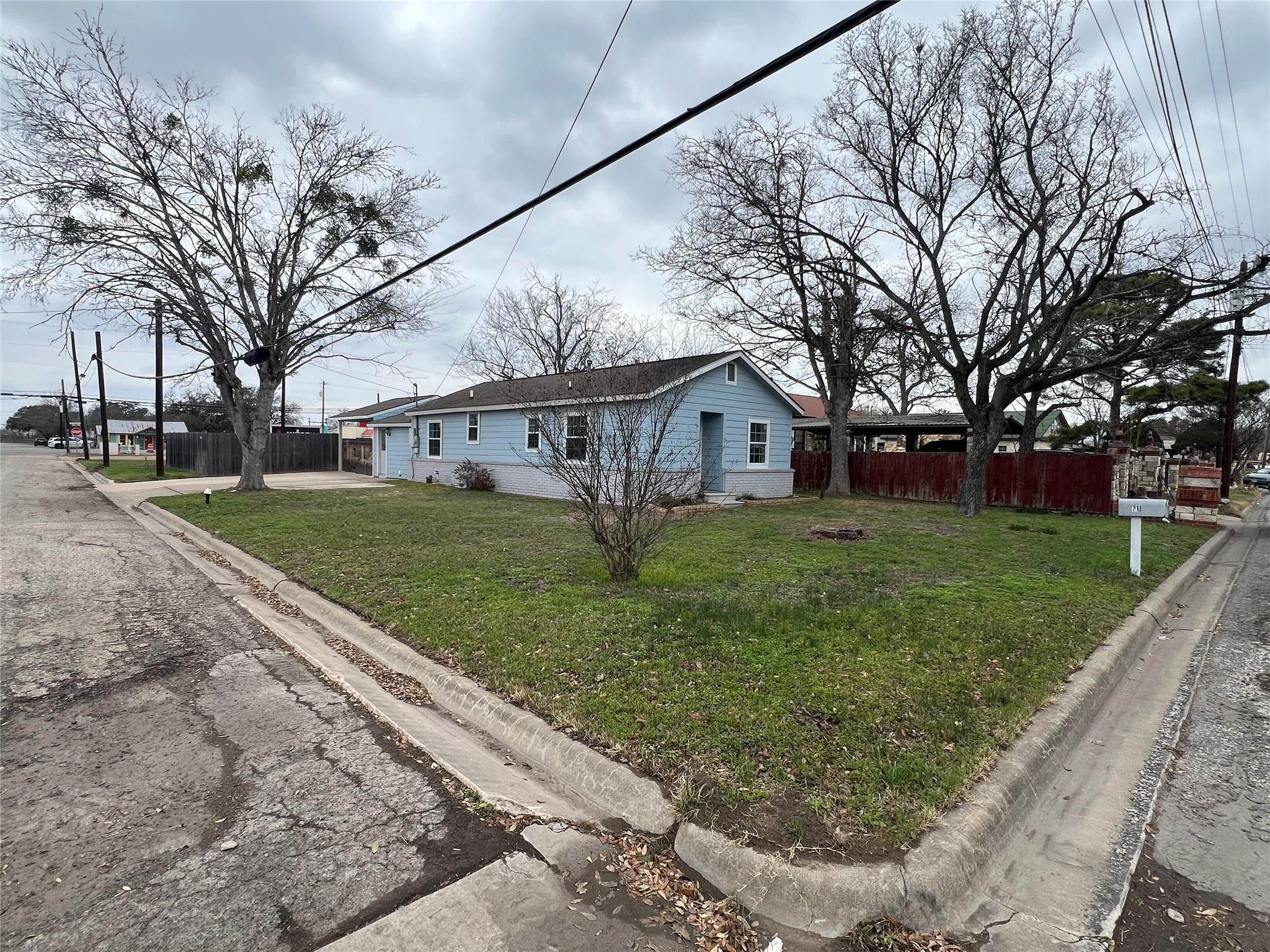 711 N Grimes St, Giddings, TX 78942