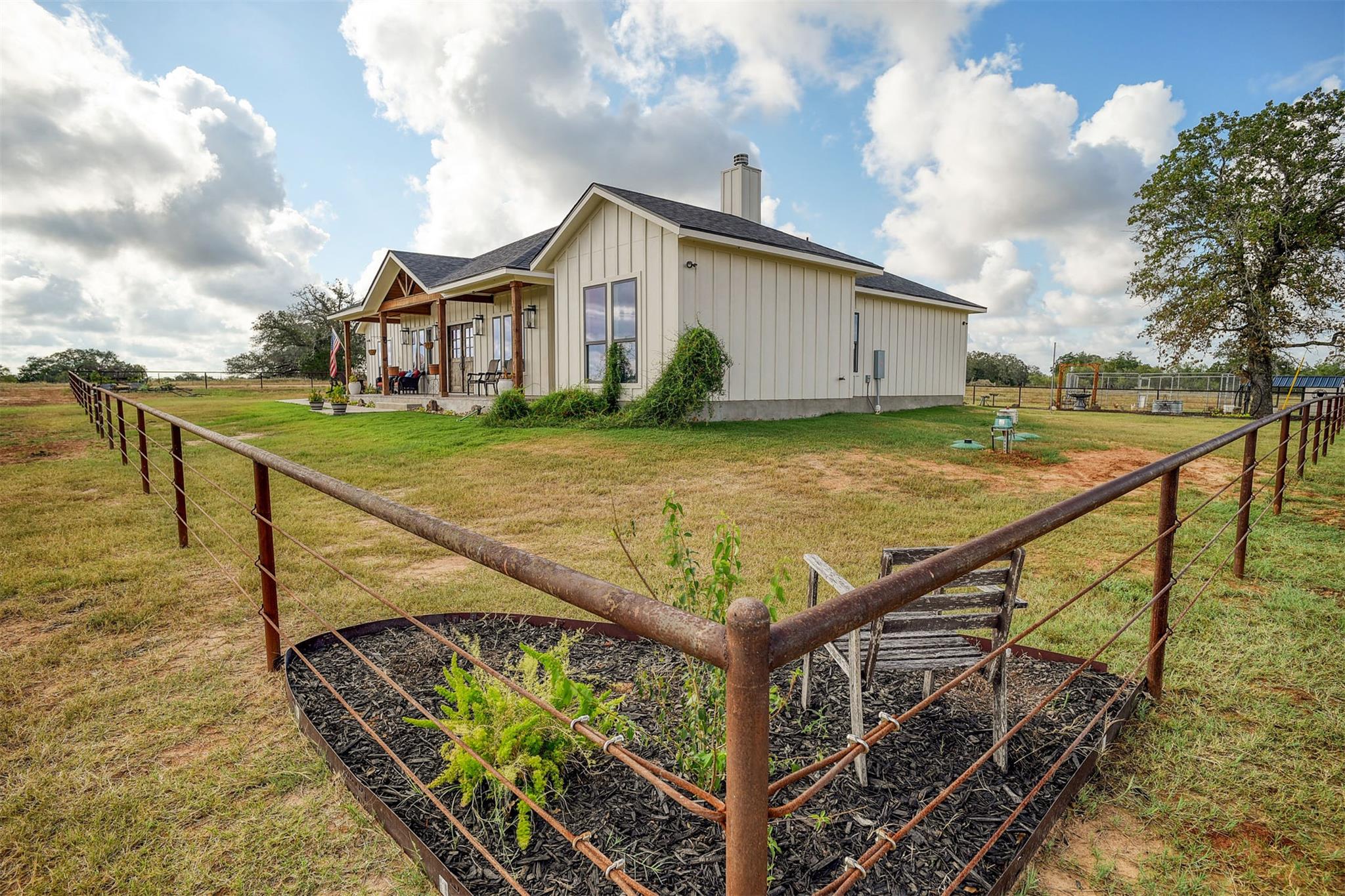 3553 Hunt Ln, Waelder, TX 78959