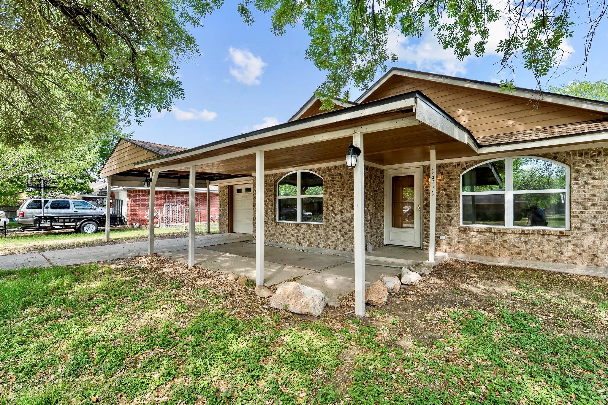 1311 Monte Vista Dr, Lockhart, TX 78644