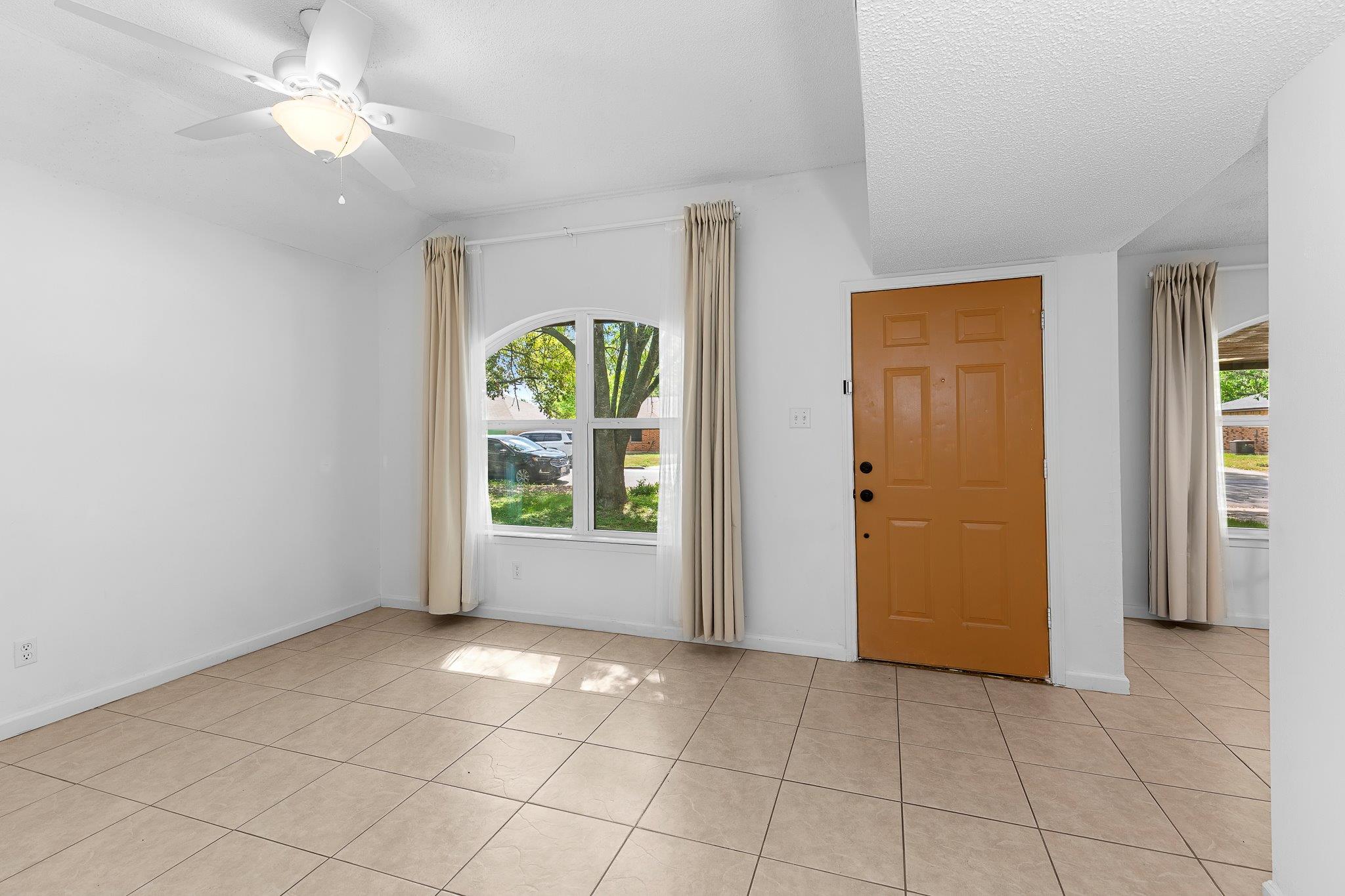 1311 Monte Vista Dr, Lockhart, TX 78644