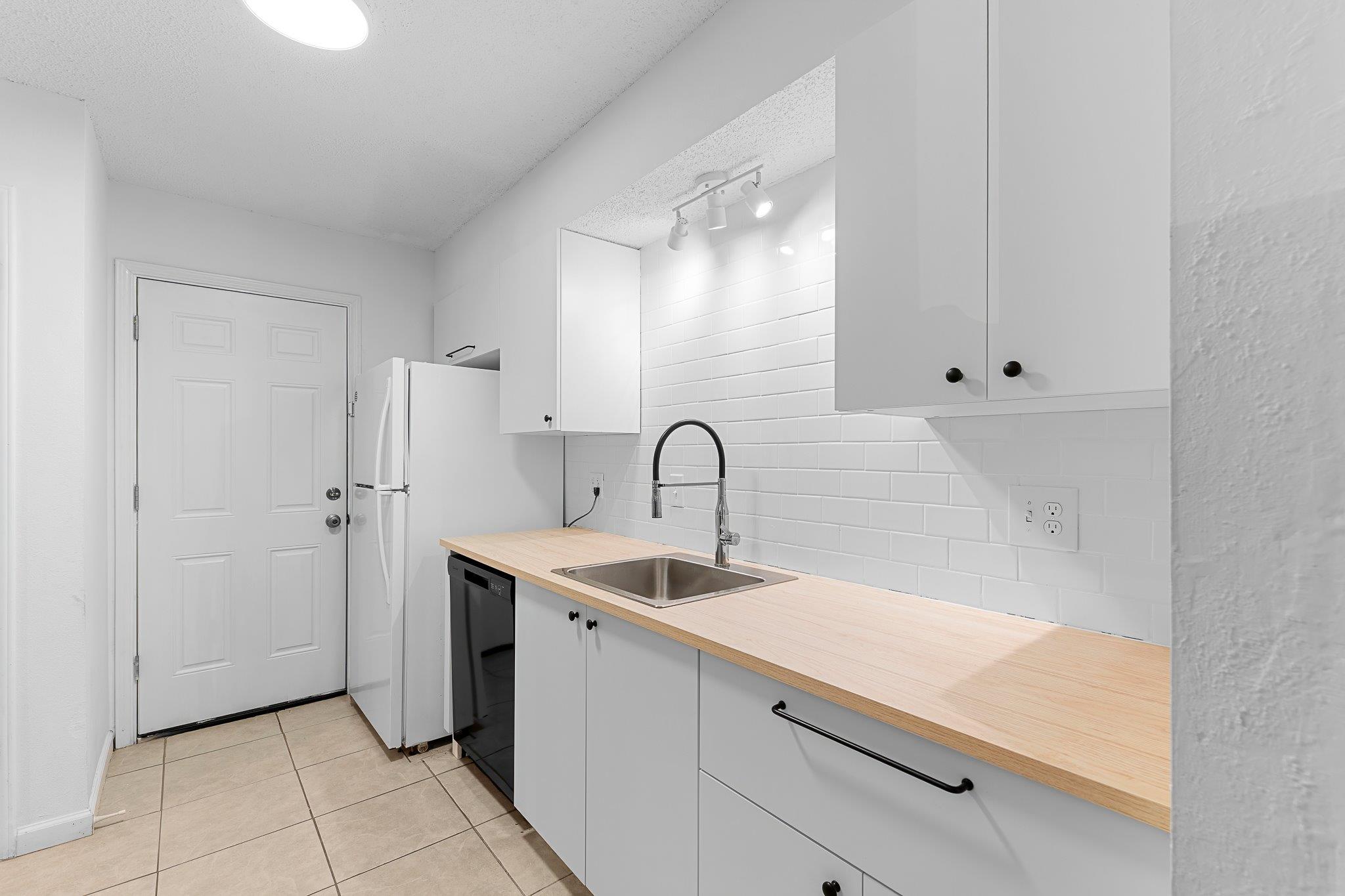 1311 Monte Vista Dr, Lockhart, TX 78644