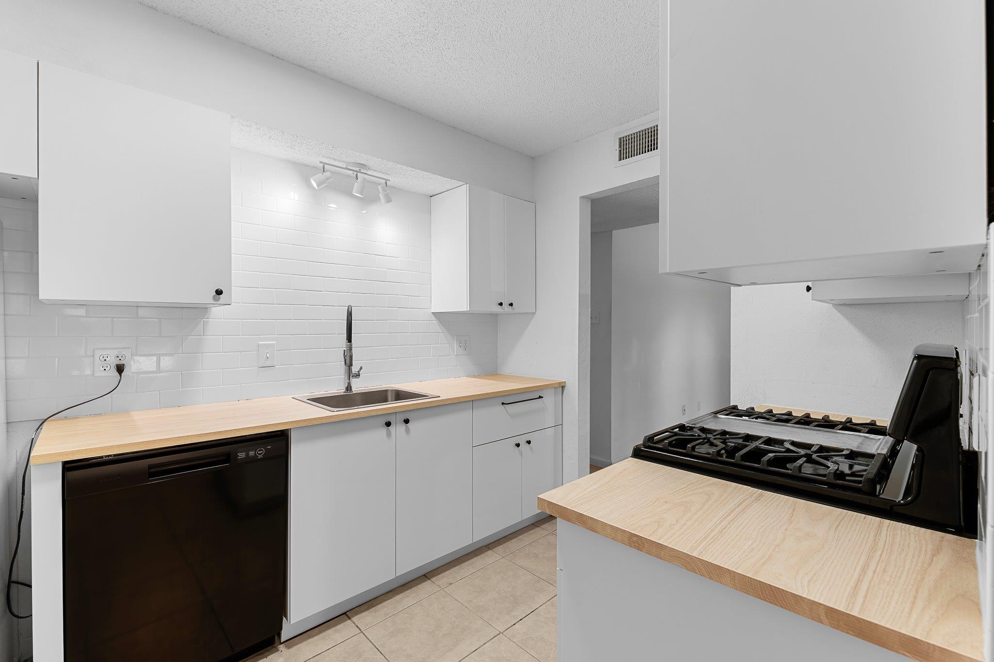 1311 Monte Vista Dr, Lockhart, TX 78644