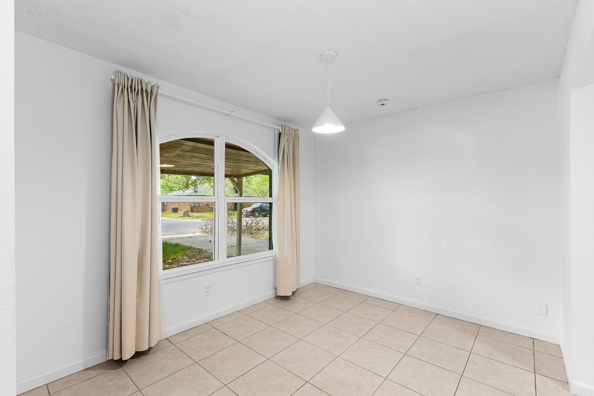 1311 Monte Vista Dr, Lockhart, TX 78644