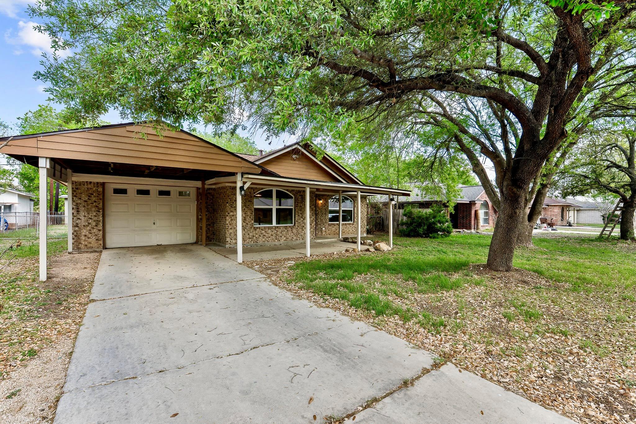 1311 Monte Vista Dr, Lockhart, TX 78644