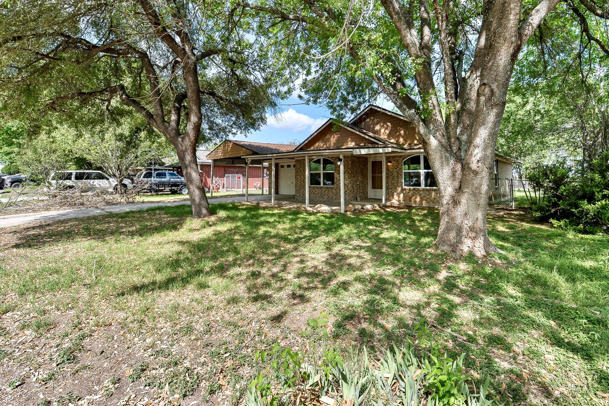 1311 Monte Vista Dr, Lockhart, TX 78644