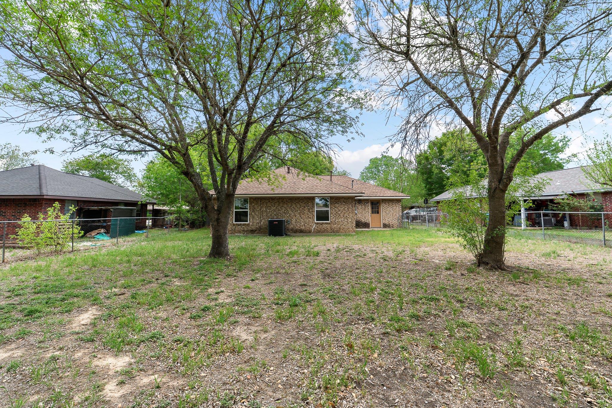 1311 Monte Vista Dr, Lockhart, TX 78644