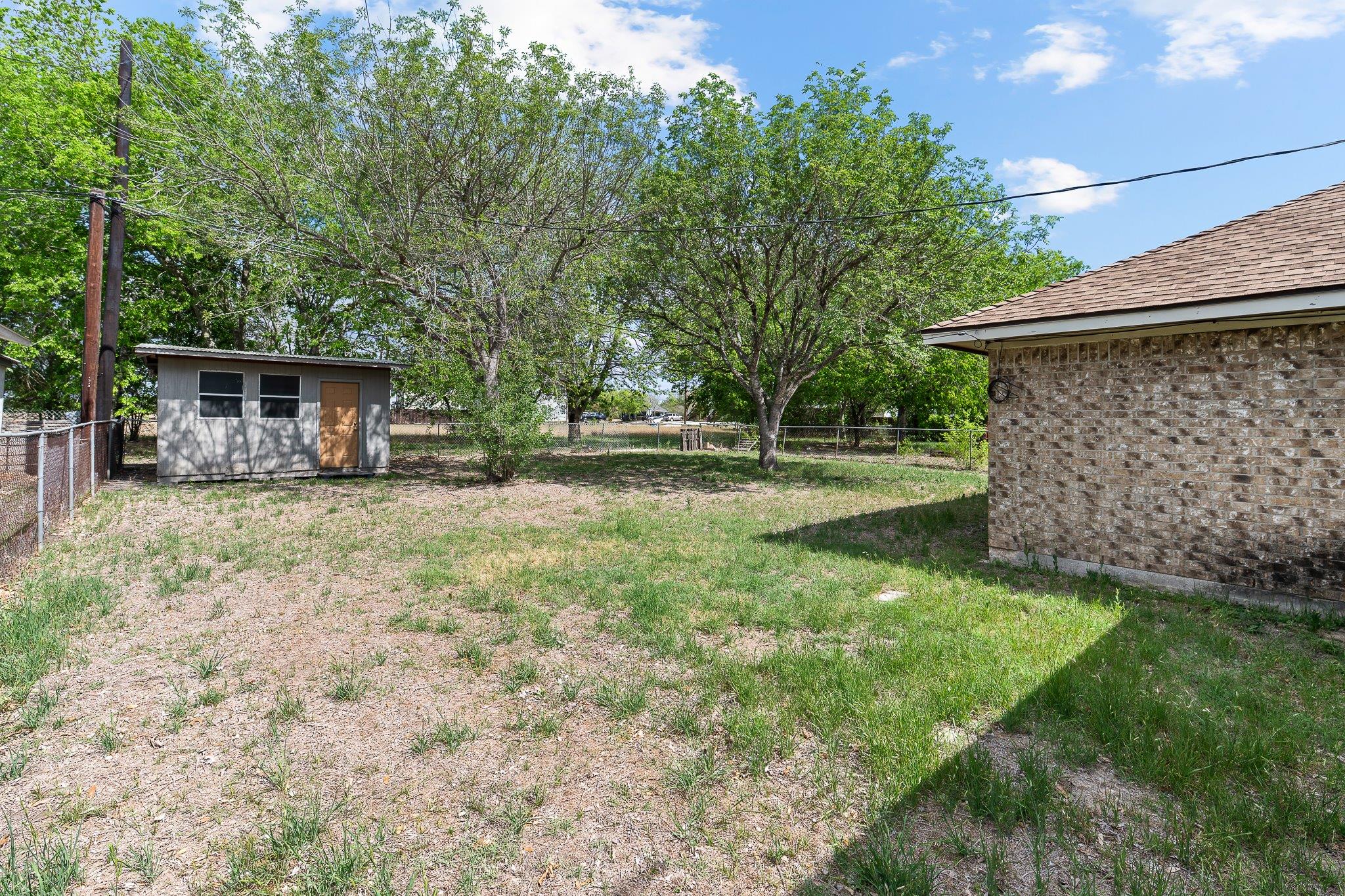 1311 Monte Vista Dr, Lockhart, TX 78644