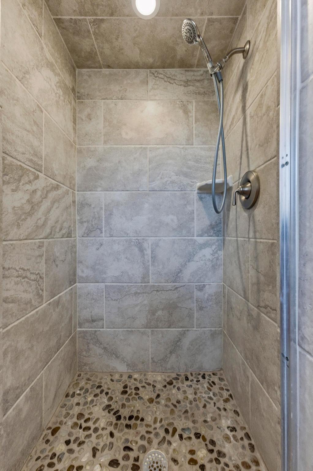 729 Nomad Dr, Spicewood, TX 78669