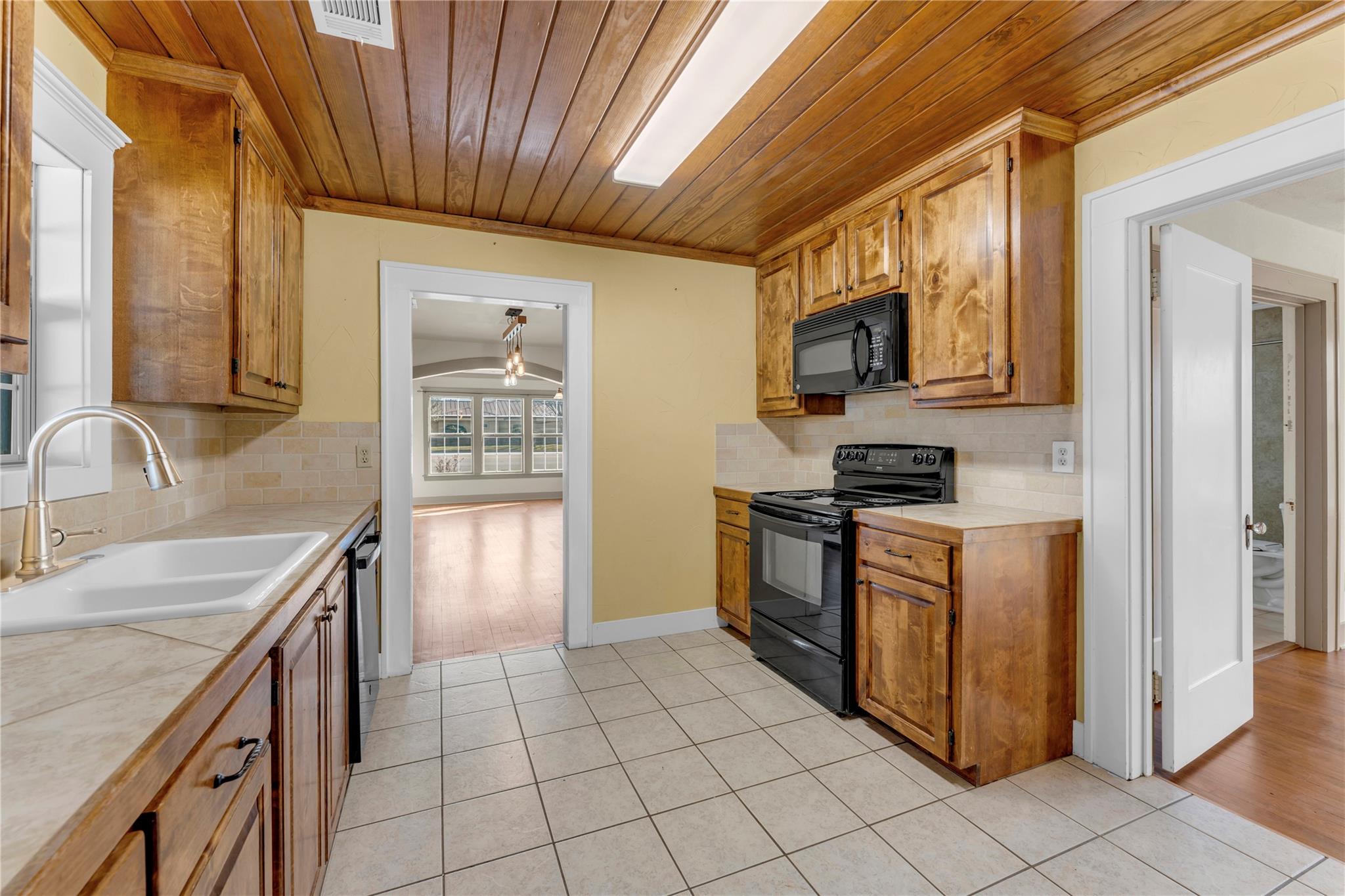 808 N Water St, Burnet, TX 78611