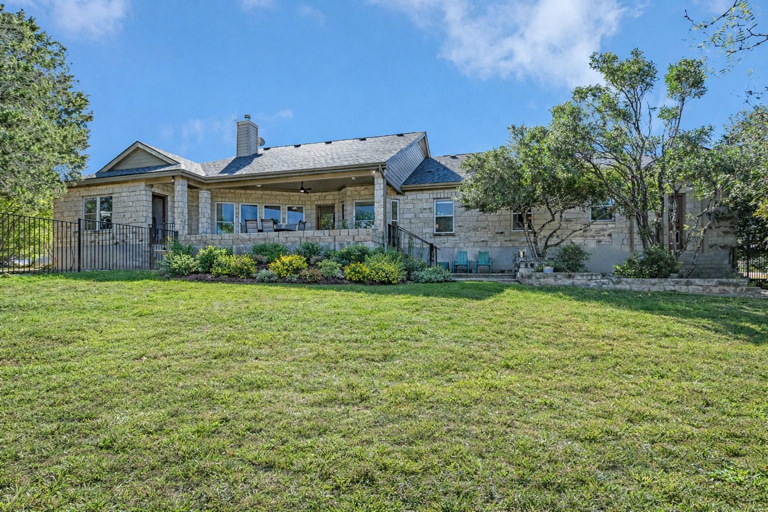 945 Wesley Ridge Dr, Spicewood, TX 78669