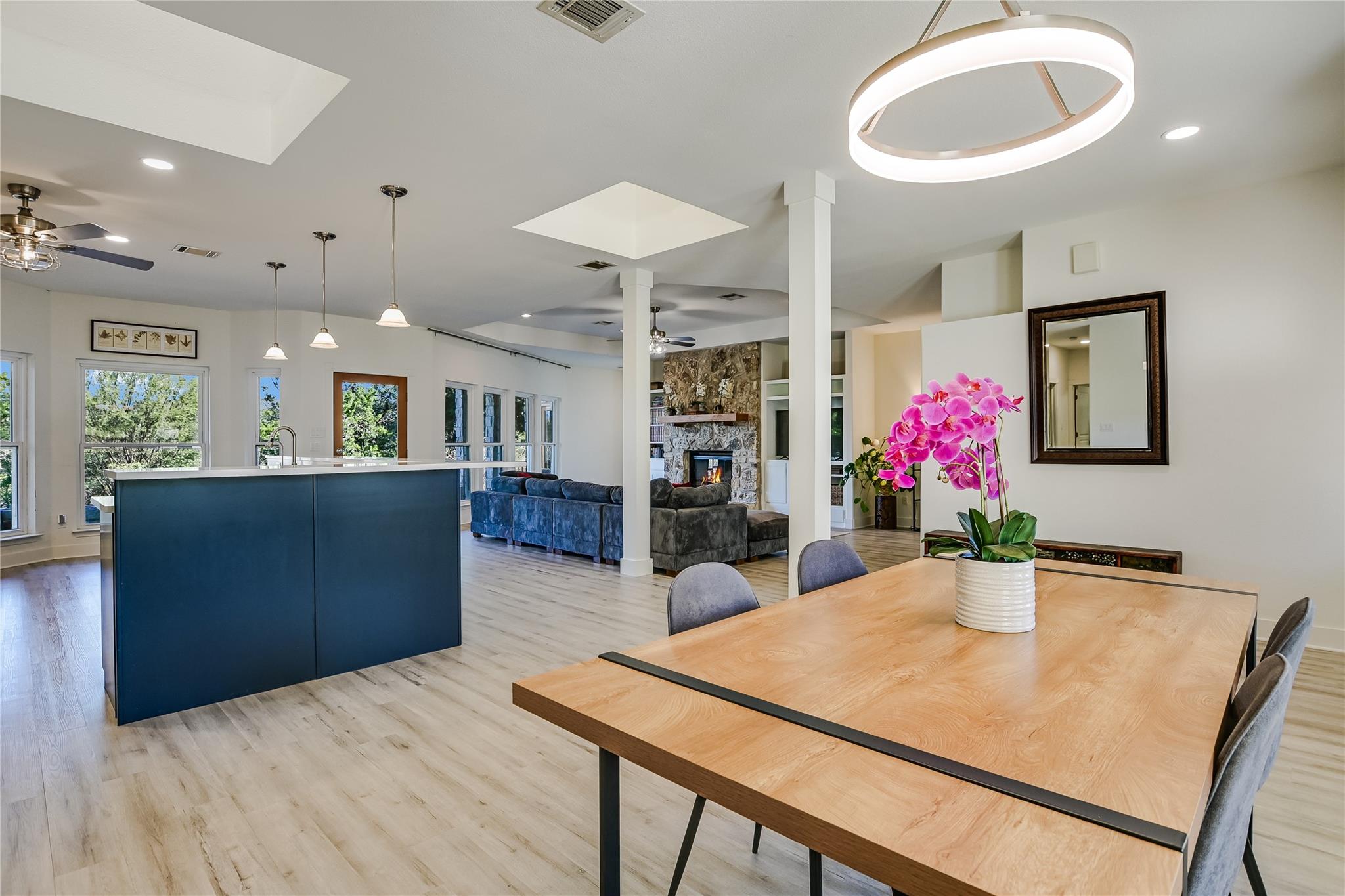 945 Wesley Ridge Dr, Spicewood, TX 78669