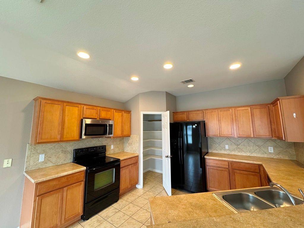 7820 Little Deer Trl, Georgetown, TX 78628