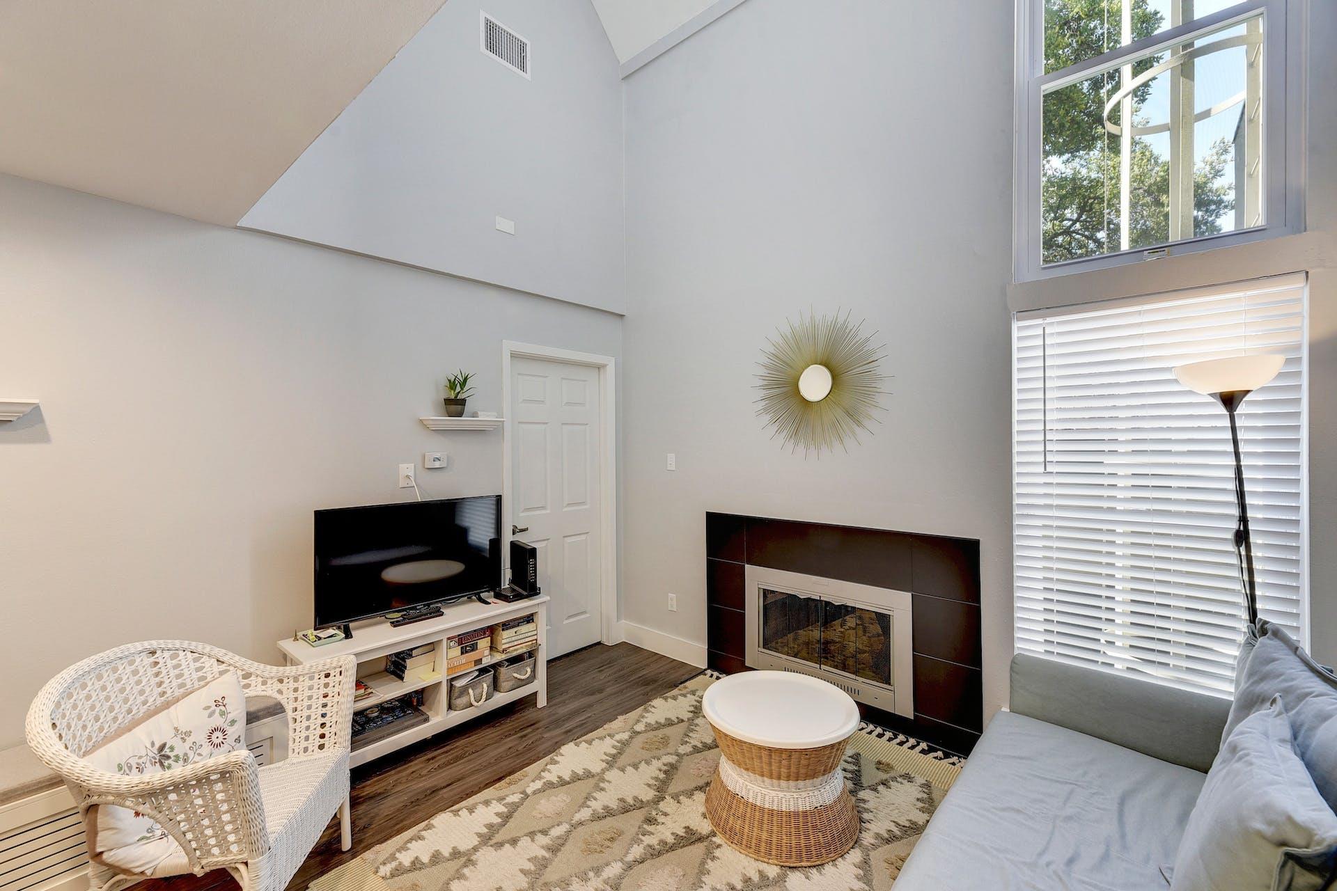 935 La Posada Dr # 213, Austin, TX 78752