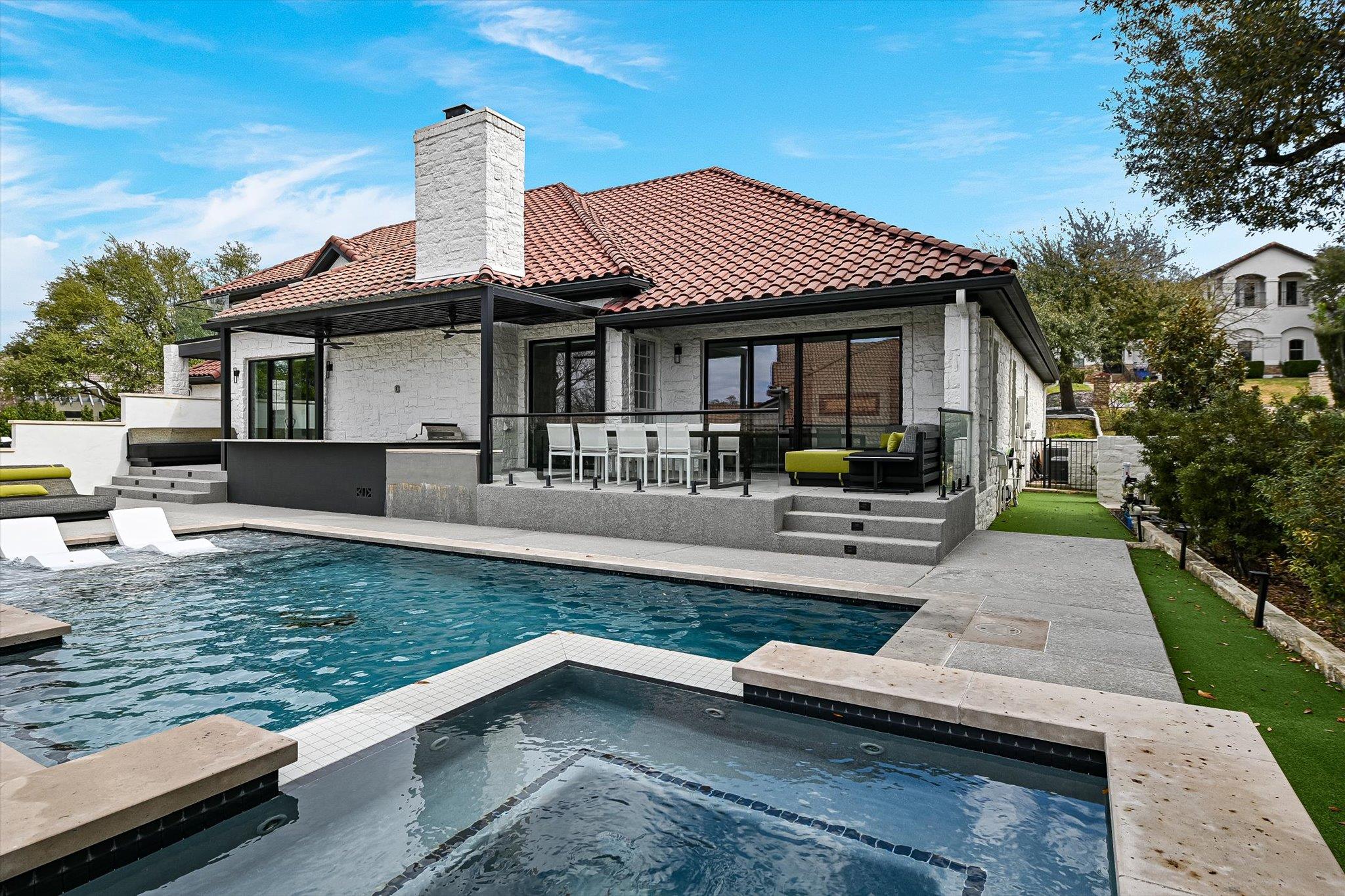 32 Wingreen Loop, The Hills, TX 78738