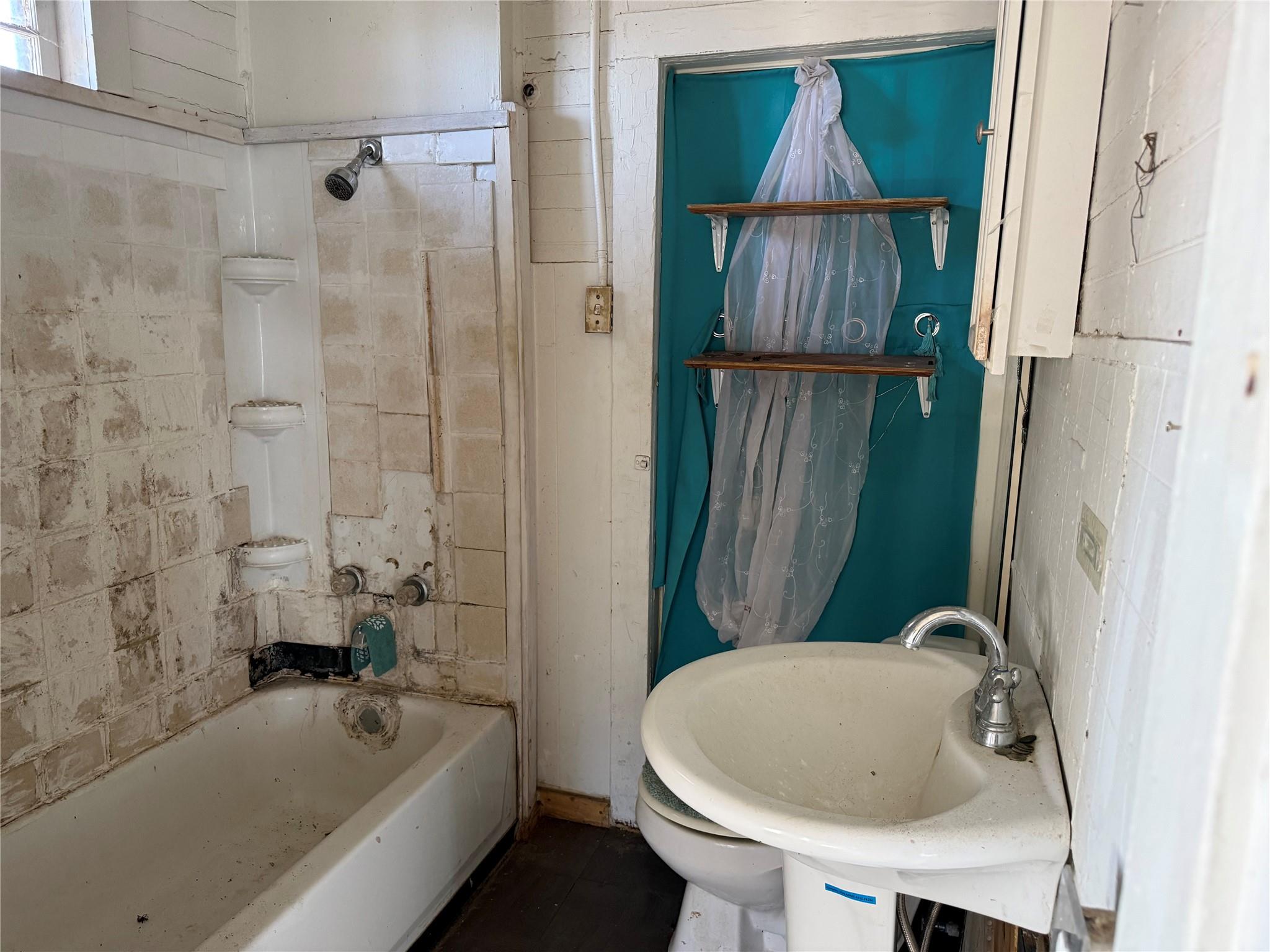 1109 Pecos St, Lockhart, TX 78644