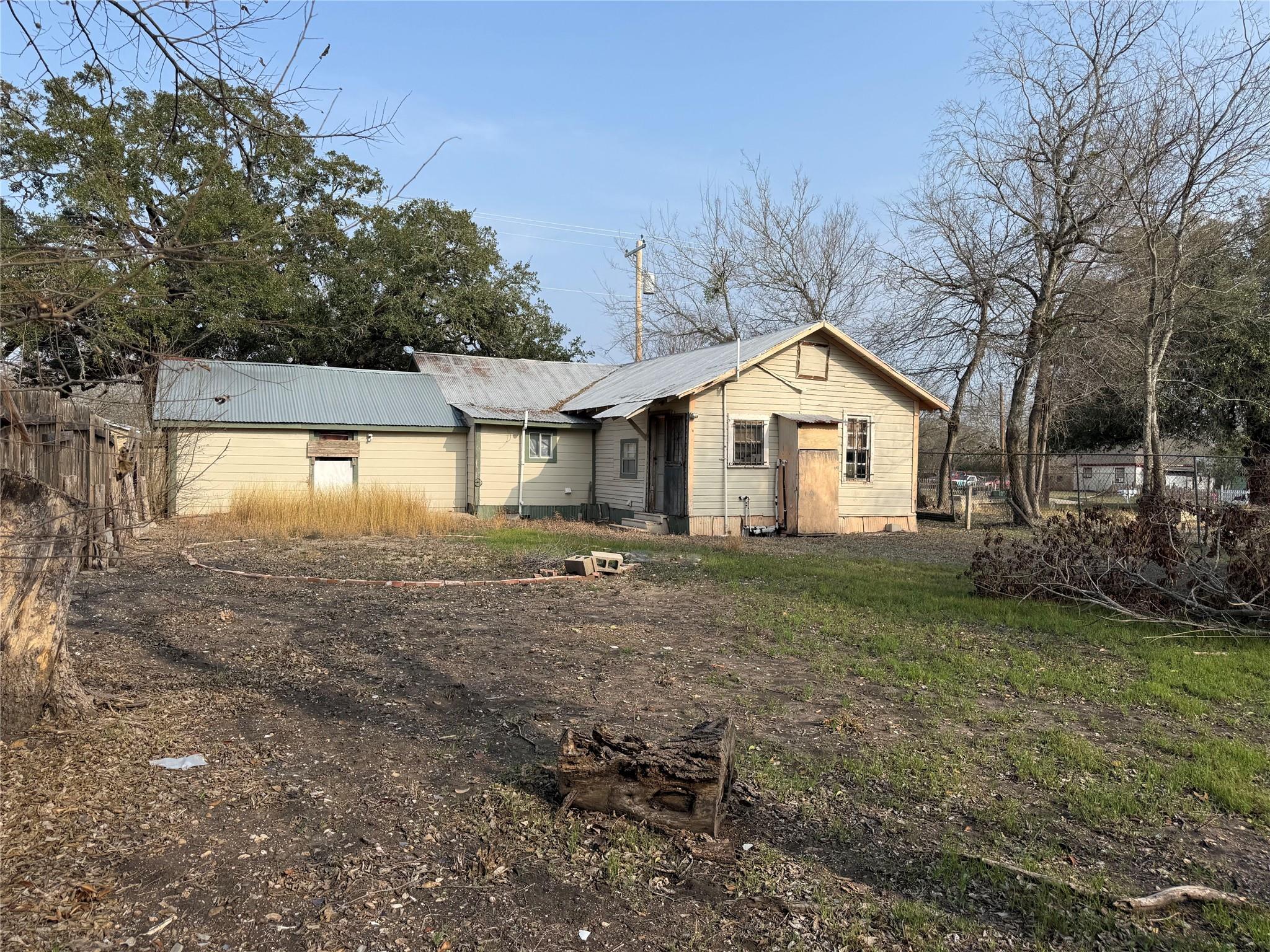 1109 Pecos St, Lockhart, TX 78644