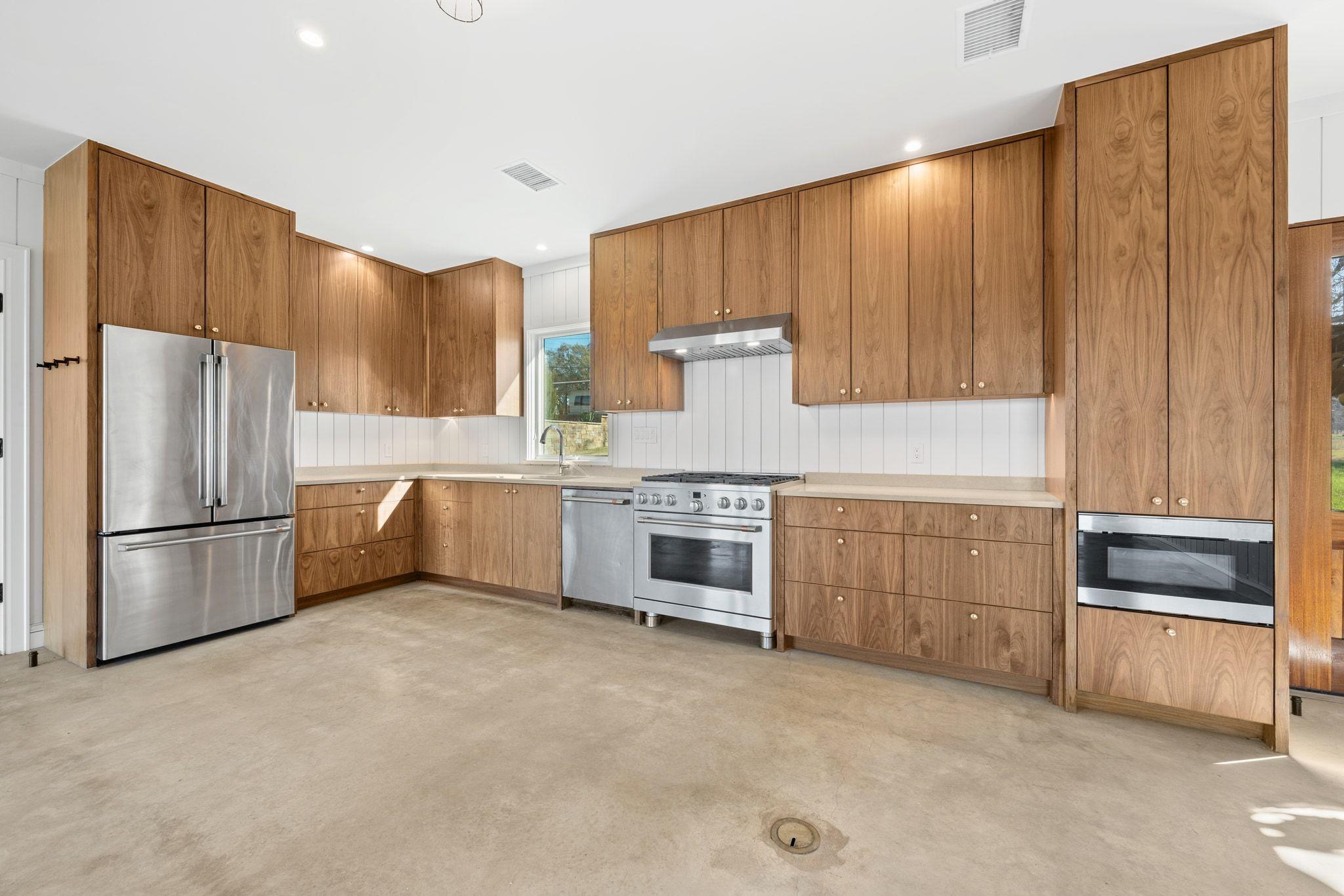 24423 Pedernales Dr, Spicewood, TX 78669