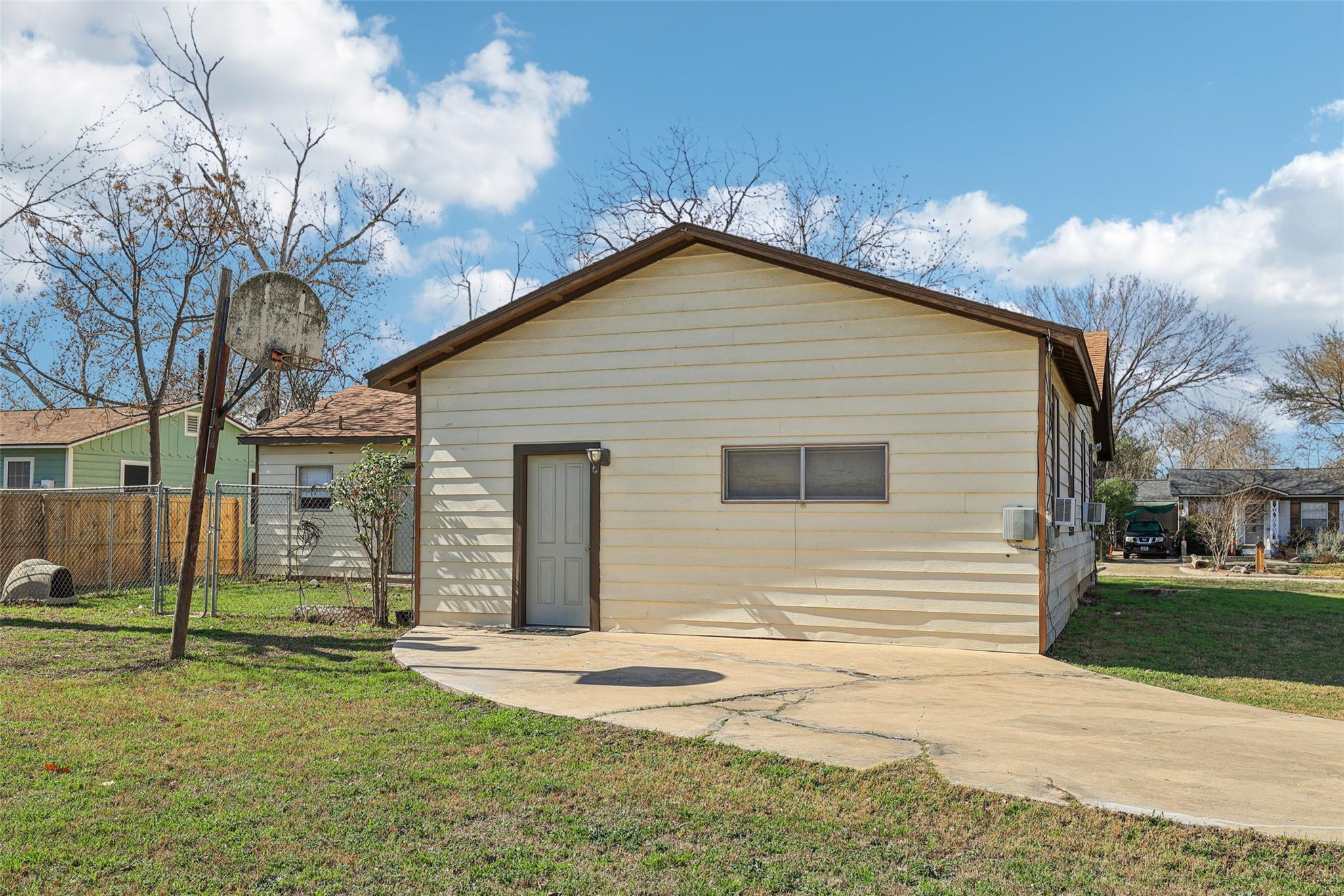 620 Barbara Dr, San Marcos, TX 78666