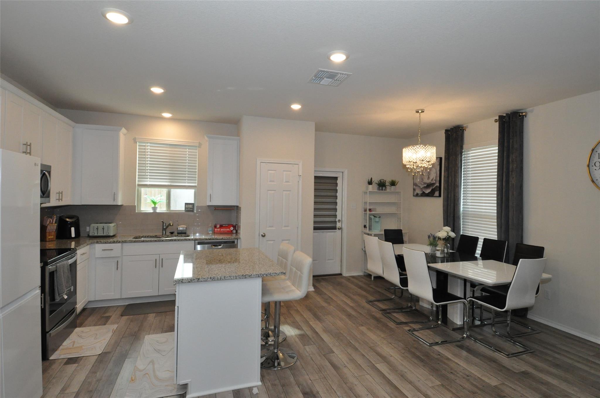 1717 T H Johnson Dr, Taylor, TX 76574