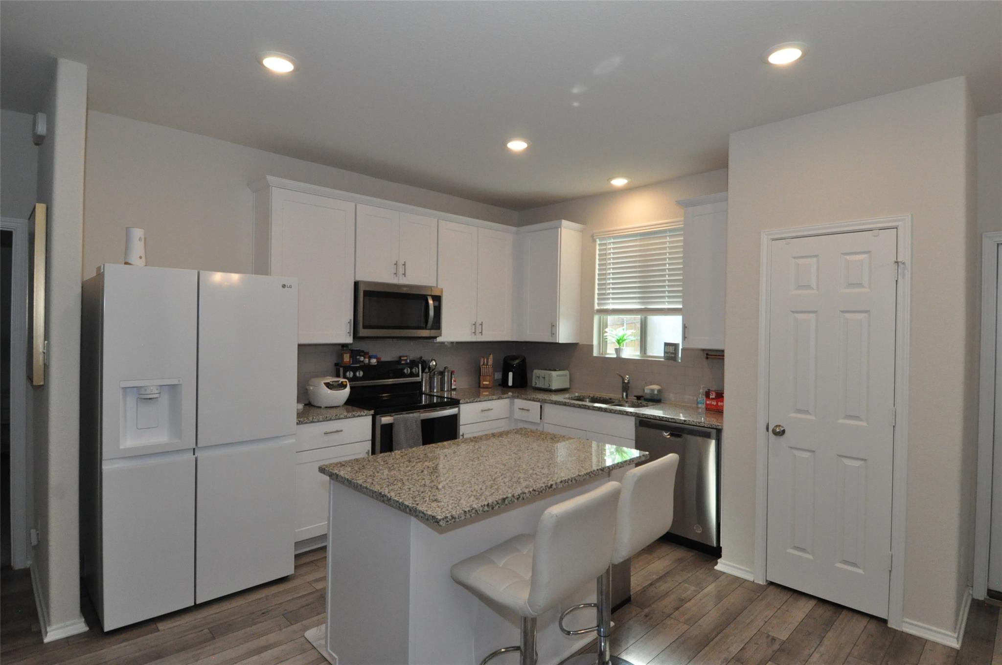 1717 T H Johnson Dr, Taylor, TX 76574